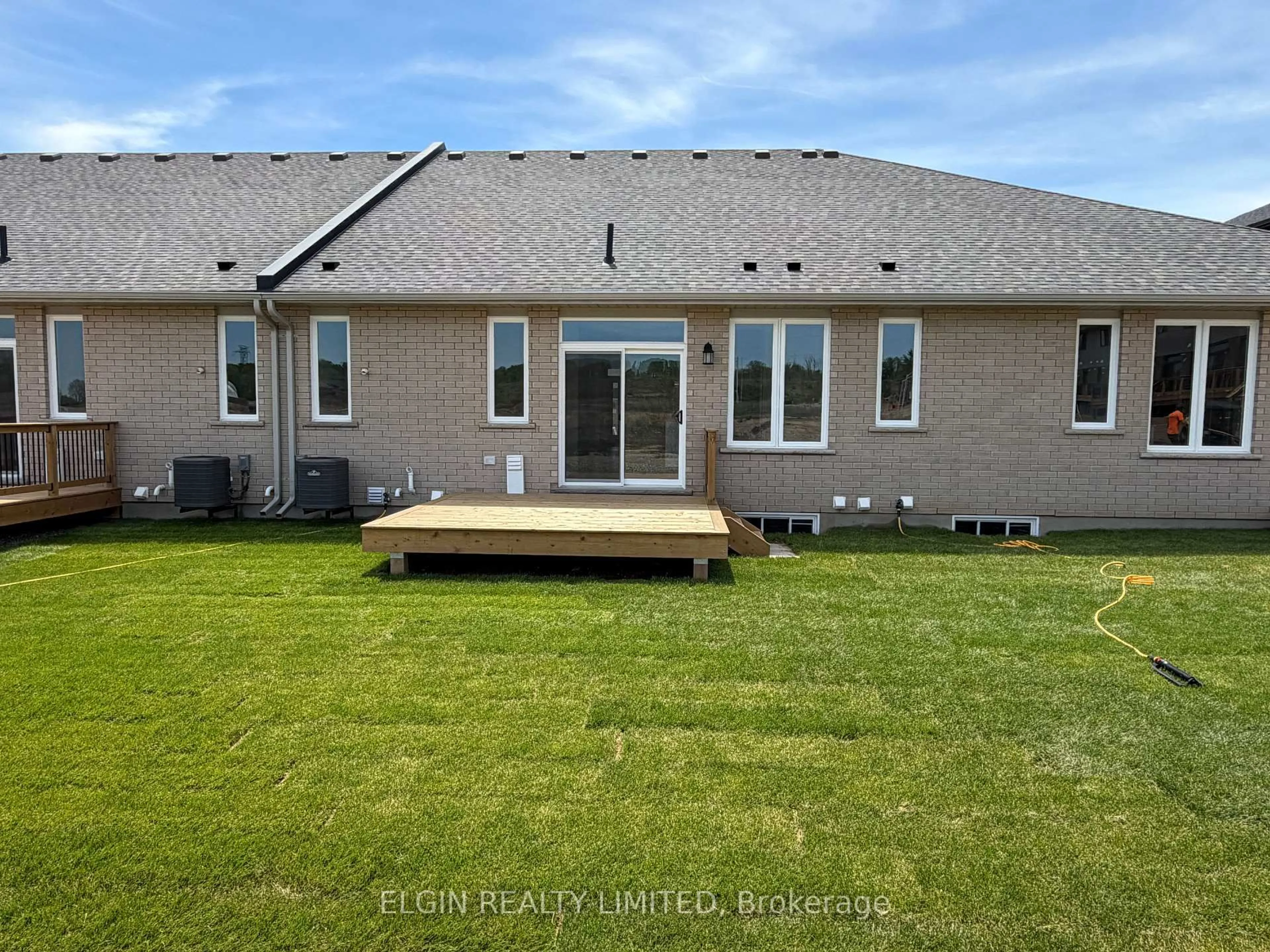 Unknown for 8 Finch St, Tillsonburg Ontario N4G 0L9