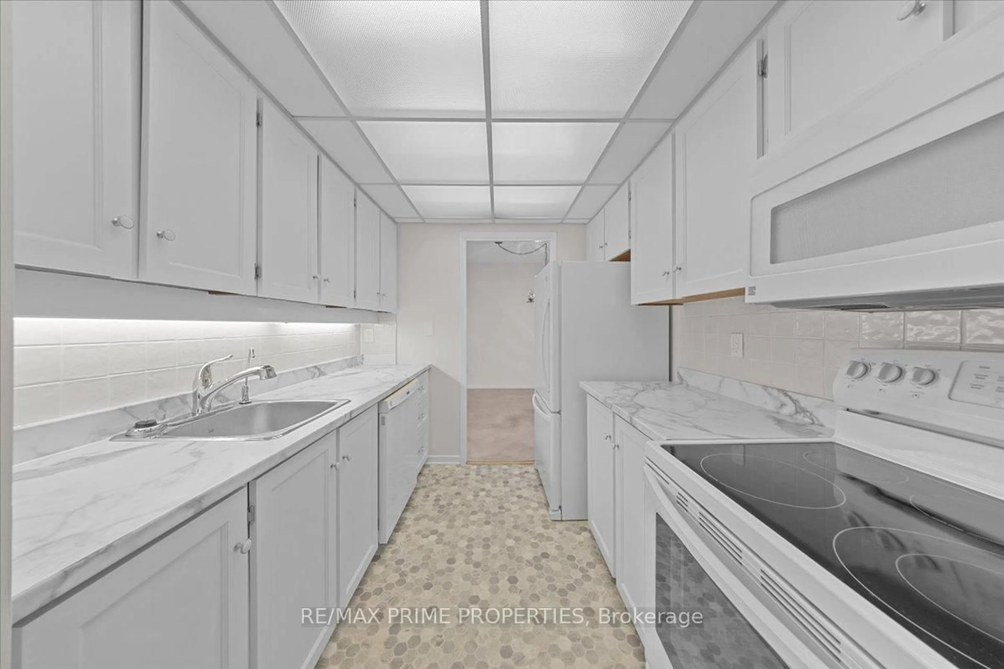 Standard kitchen, ceramic/tile floor for 20 The Driveway Dr #702, Ottawa Ontario K2P 1C8