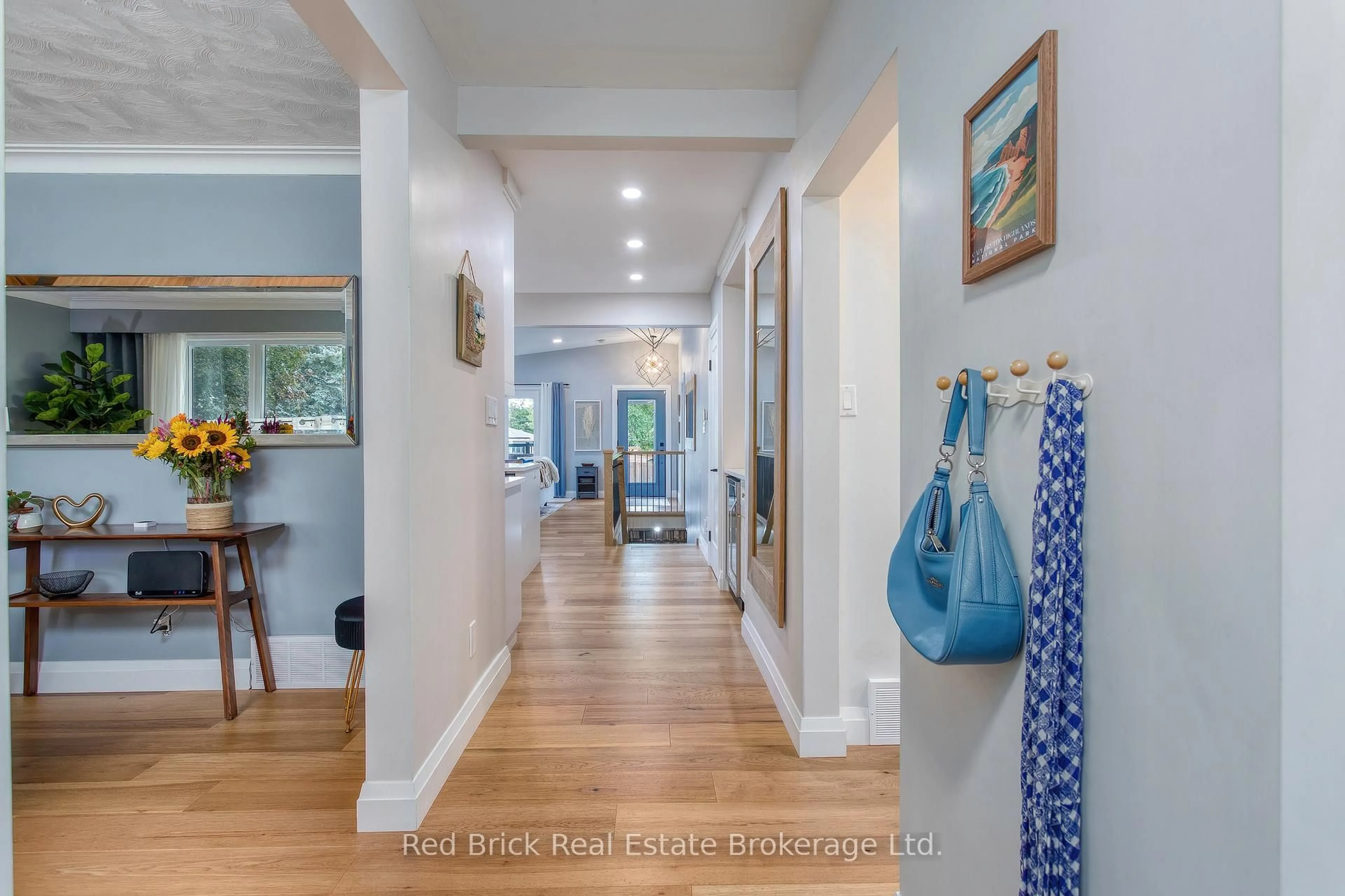 Indoor entryway for 141 Lane St, Guelph Ontario N1E 4N6