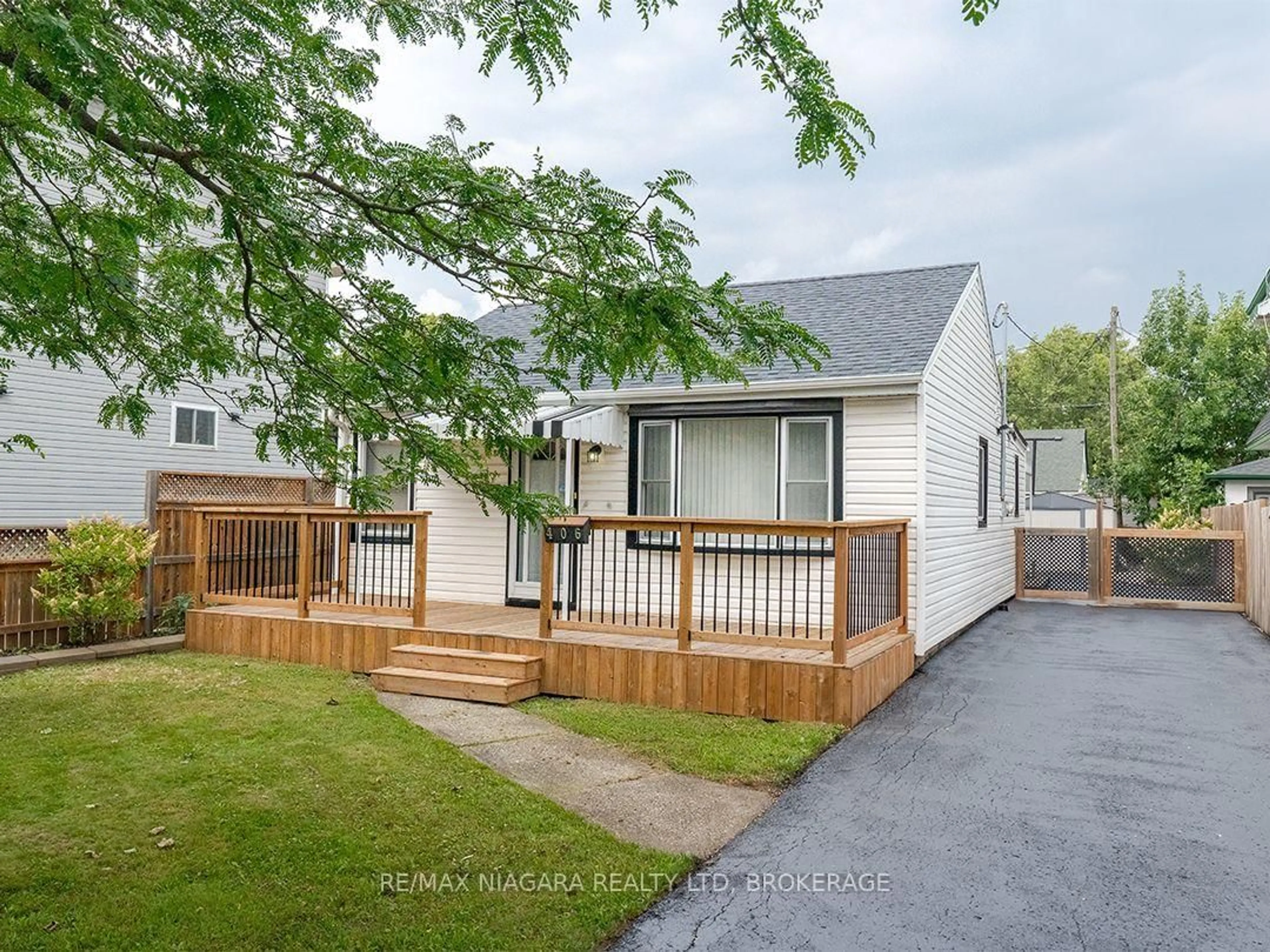 Home with vinyl exterior material, street for 406 Dieppe St, Welland Ontario L3B 4V4