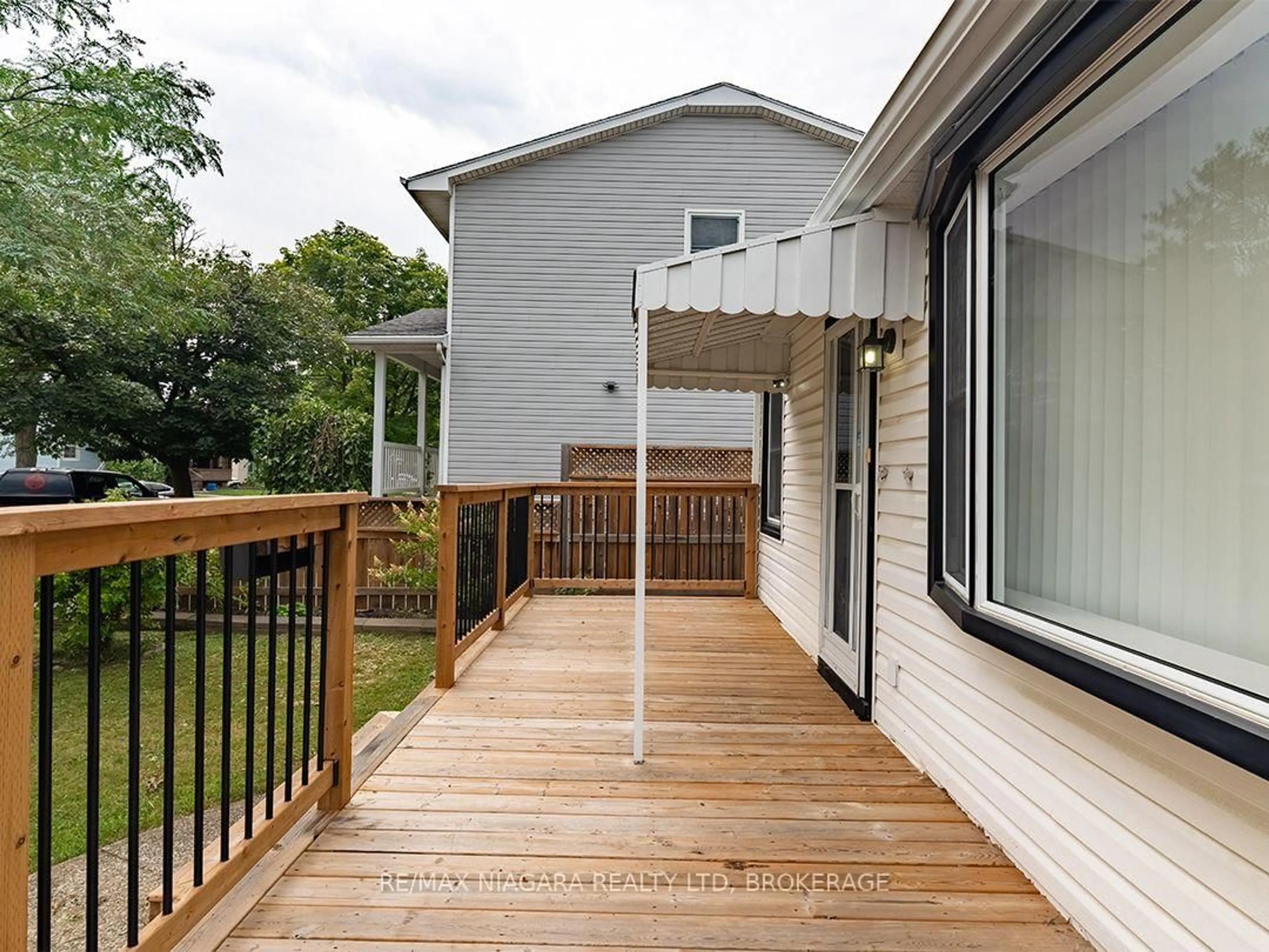 Patio, unknown for 406 Dieppe St, Welland Ontario L3B 4V4