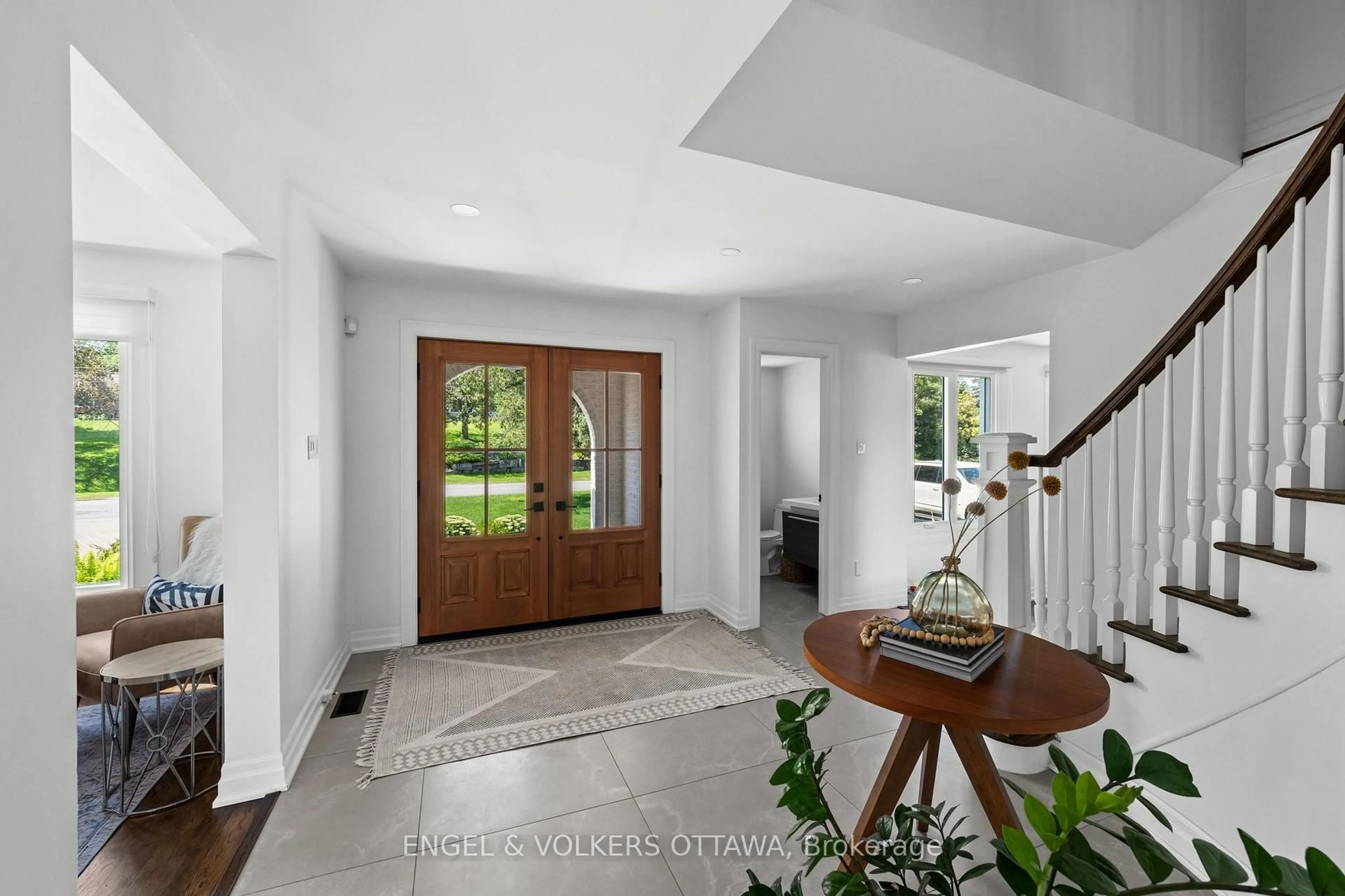 Indoor entryway for 5765 Kelly Marie Dr, Manotick Ontario K4M 1B3