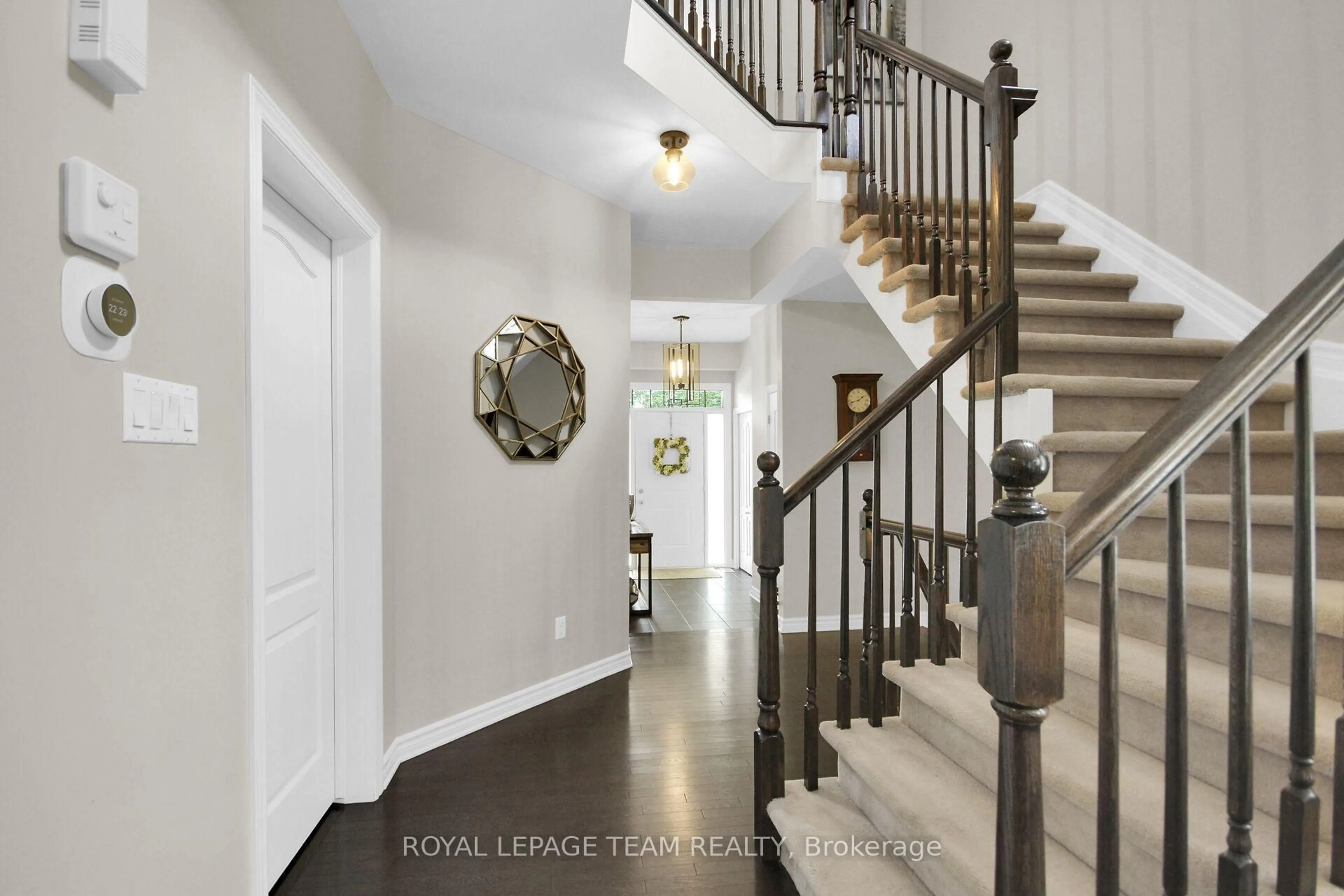 Indoor entryway for 436 Stalwart Cres, Ottawa Ontario K1T 0H2