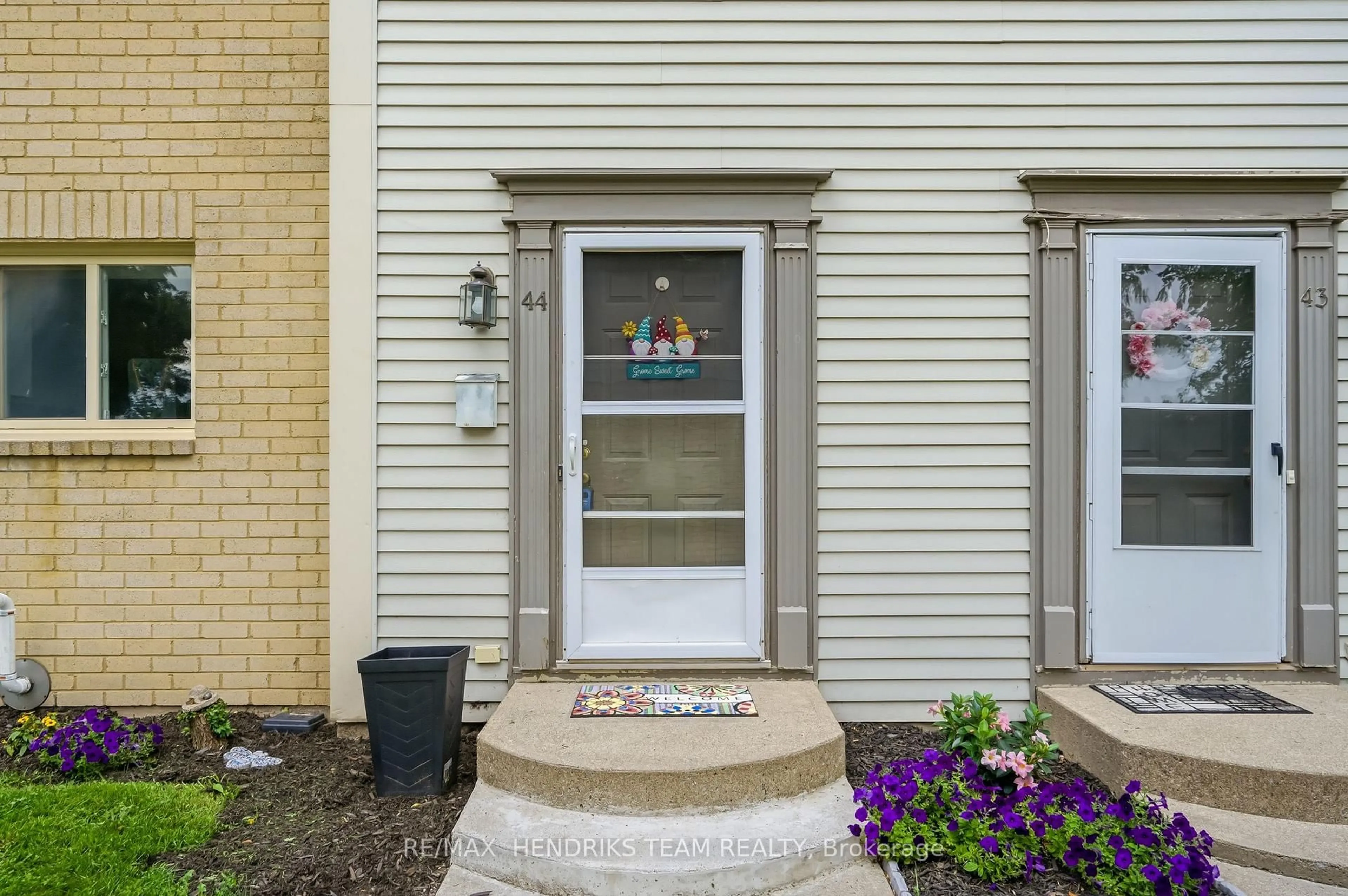 Indoor entryway for 65 Dorchester Blvd #44, St. Catharines Ontario L2M 7T7