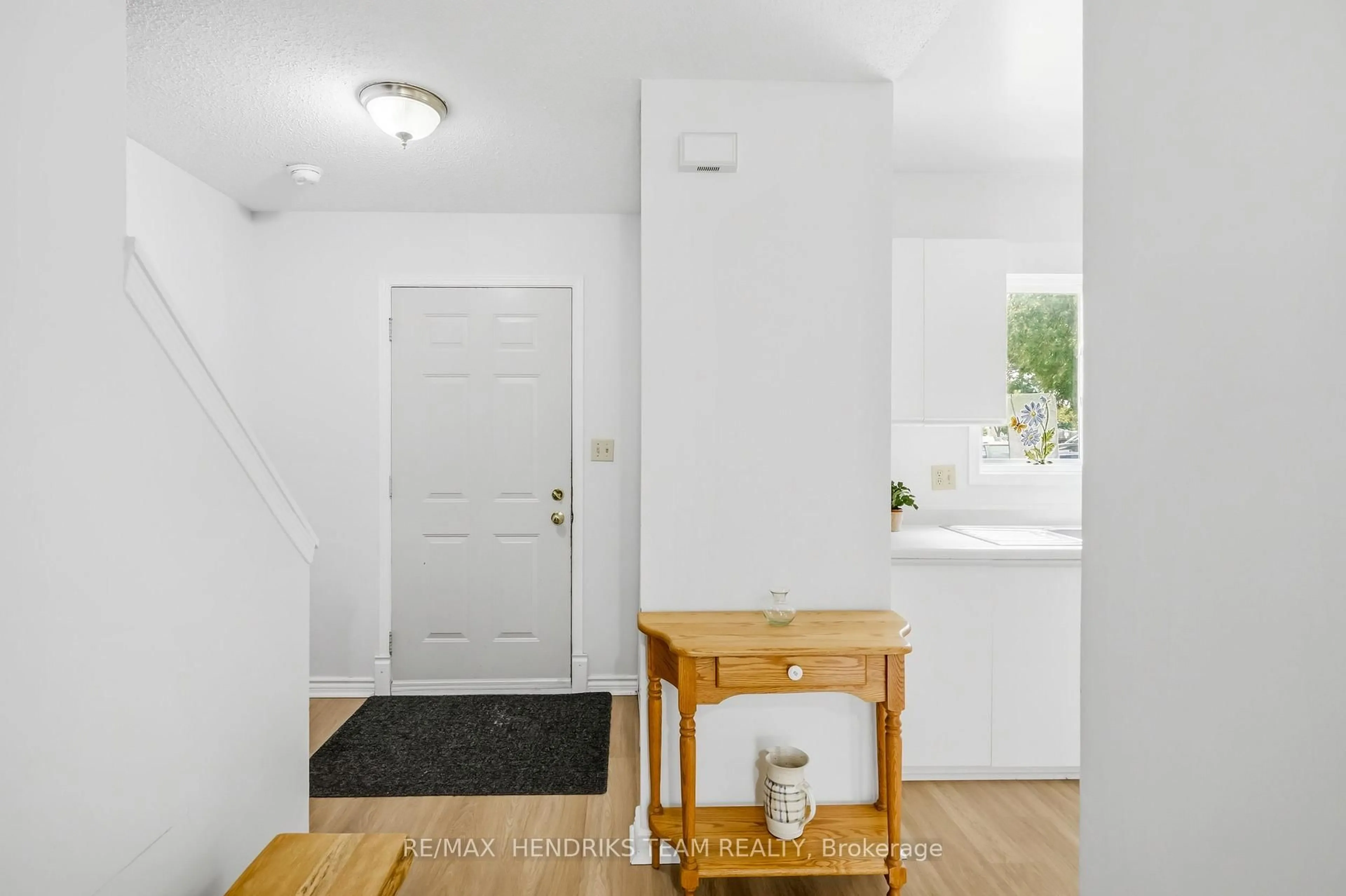 Indoor entryway for 65 Dorchester Blvd #44, St. Catharines Ontario L2M 7T7