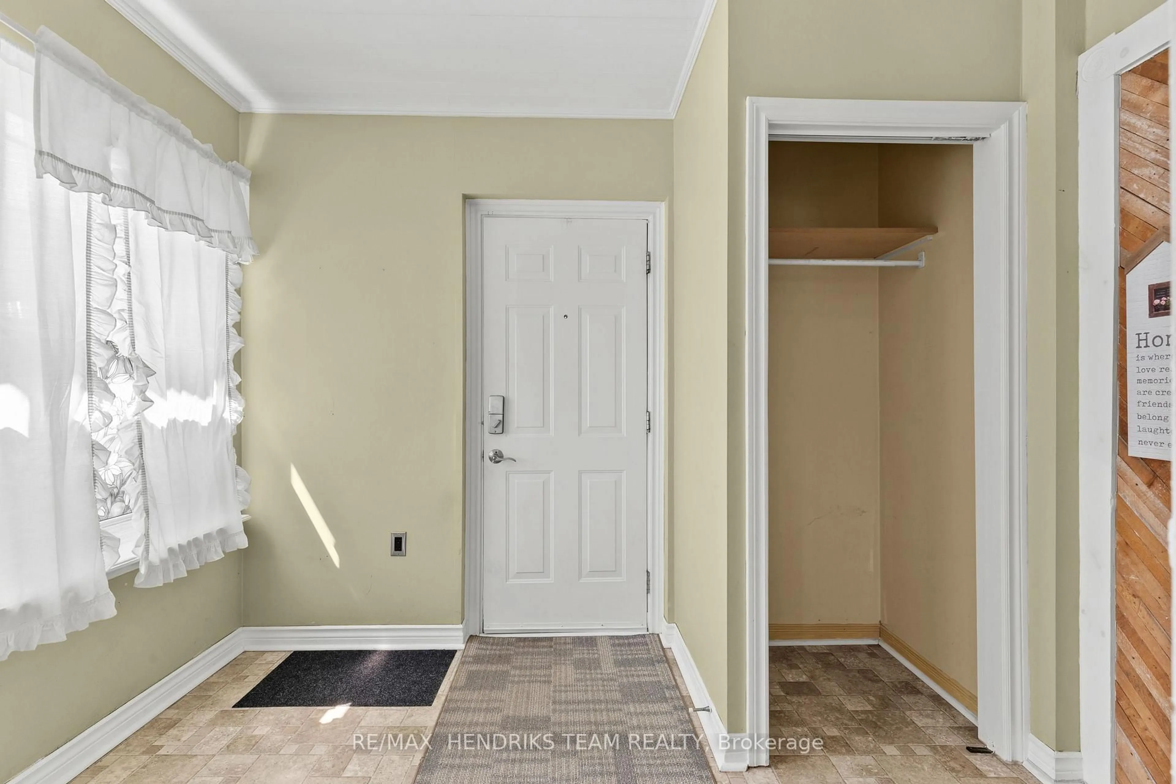 Indoor entryway for 134 1/2 York St, St. Catharines Ontario L2R 6E7