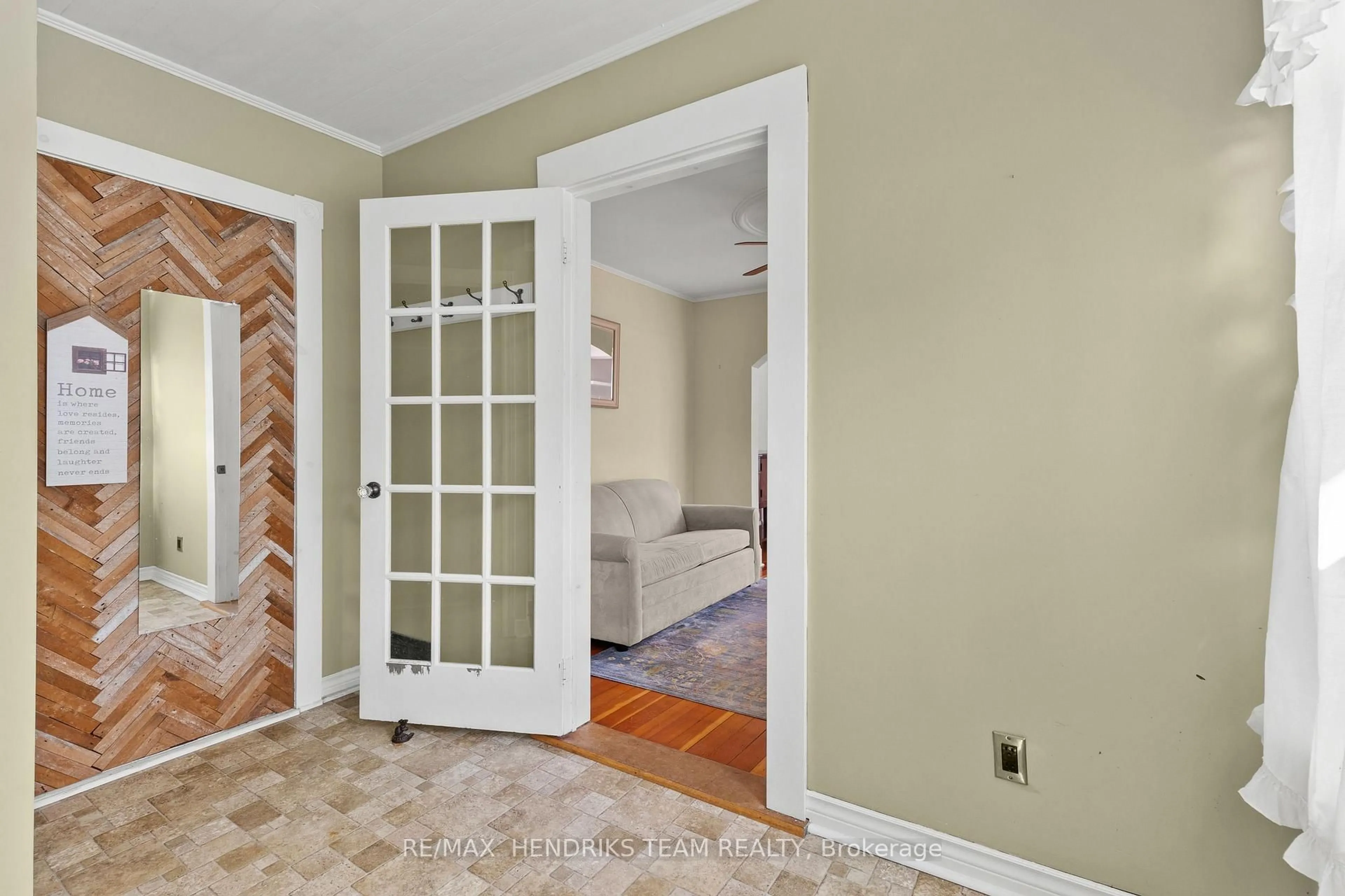 Indoor entryway for 134 1/2 York St, St. Catharines Ontario L2R 6E7