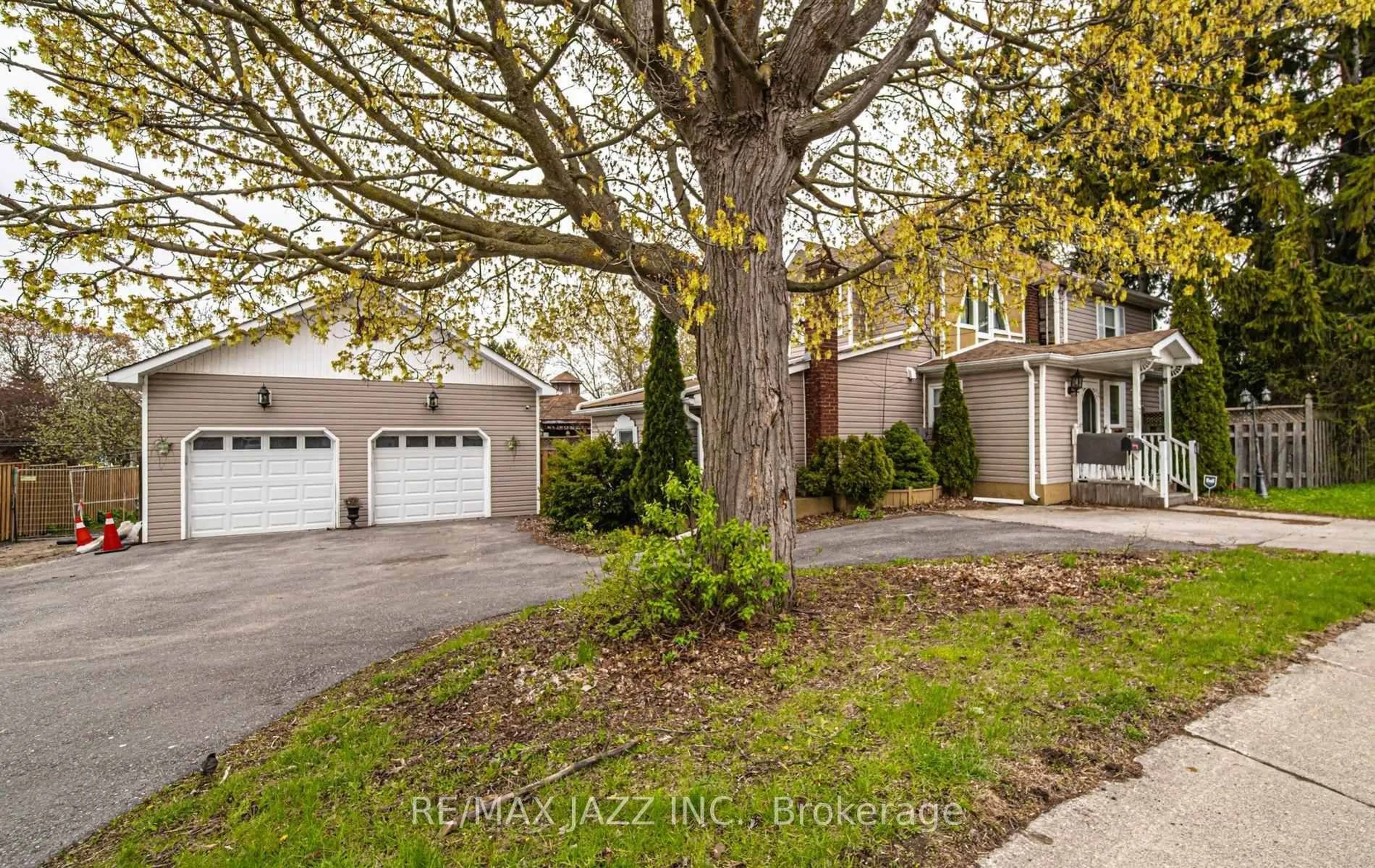 A pic from outside/outdoor area/front of a property/back of a property/a pic from drone, street for 112 Hope St, Port Hope Ontario L1A 2N9
