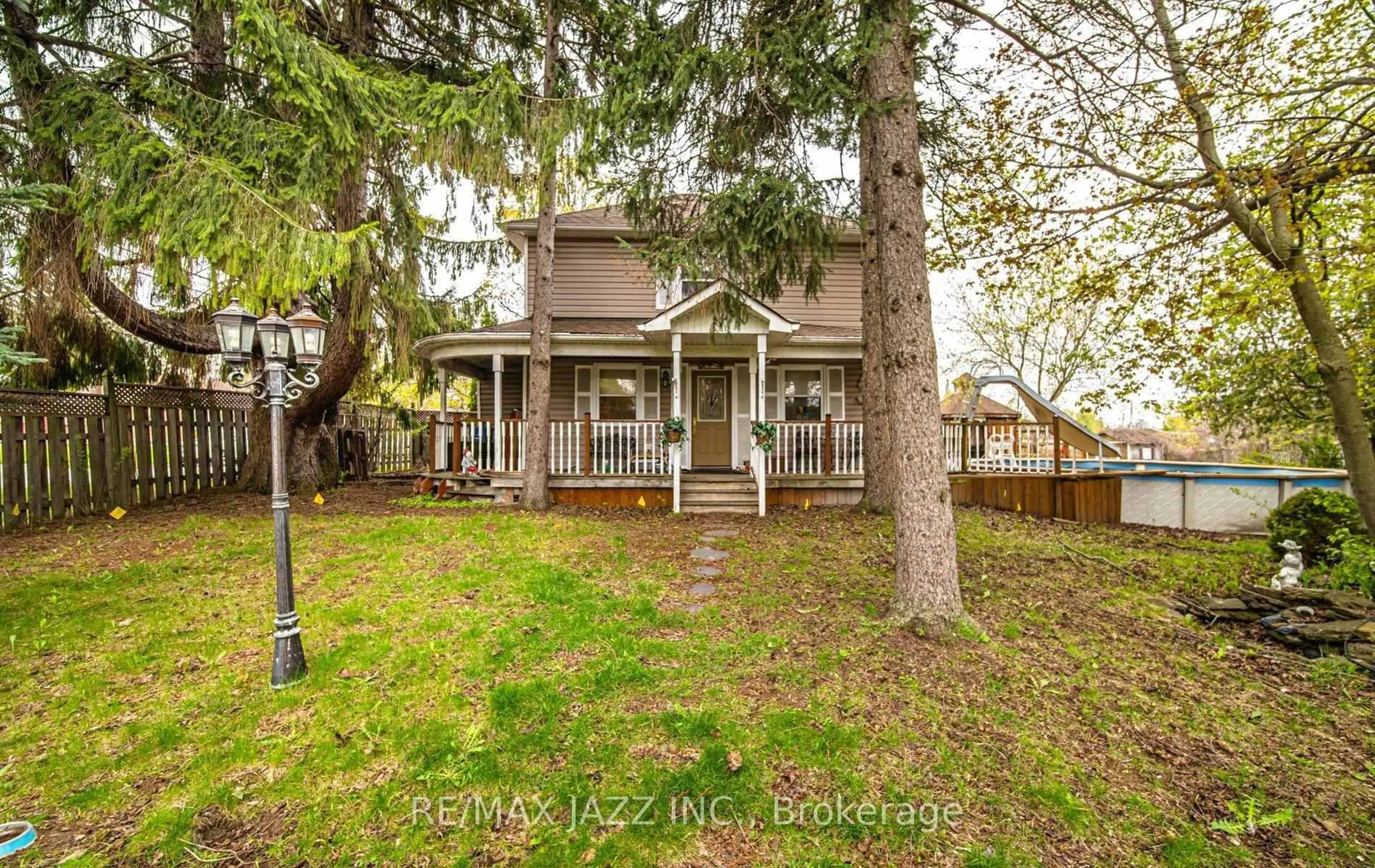 A pic from outside/outdoor area/front of a property/back of a property/a pic from drone, street for 112 Hope St, Port Hope Ontario L1A 2N9