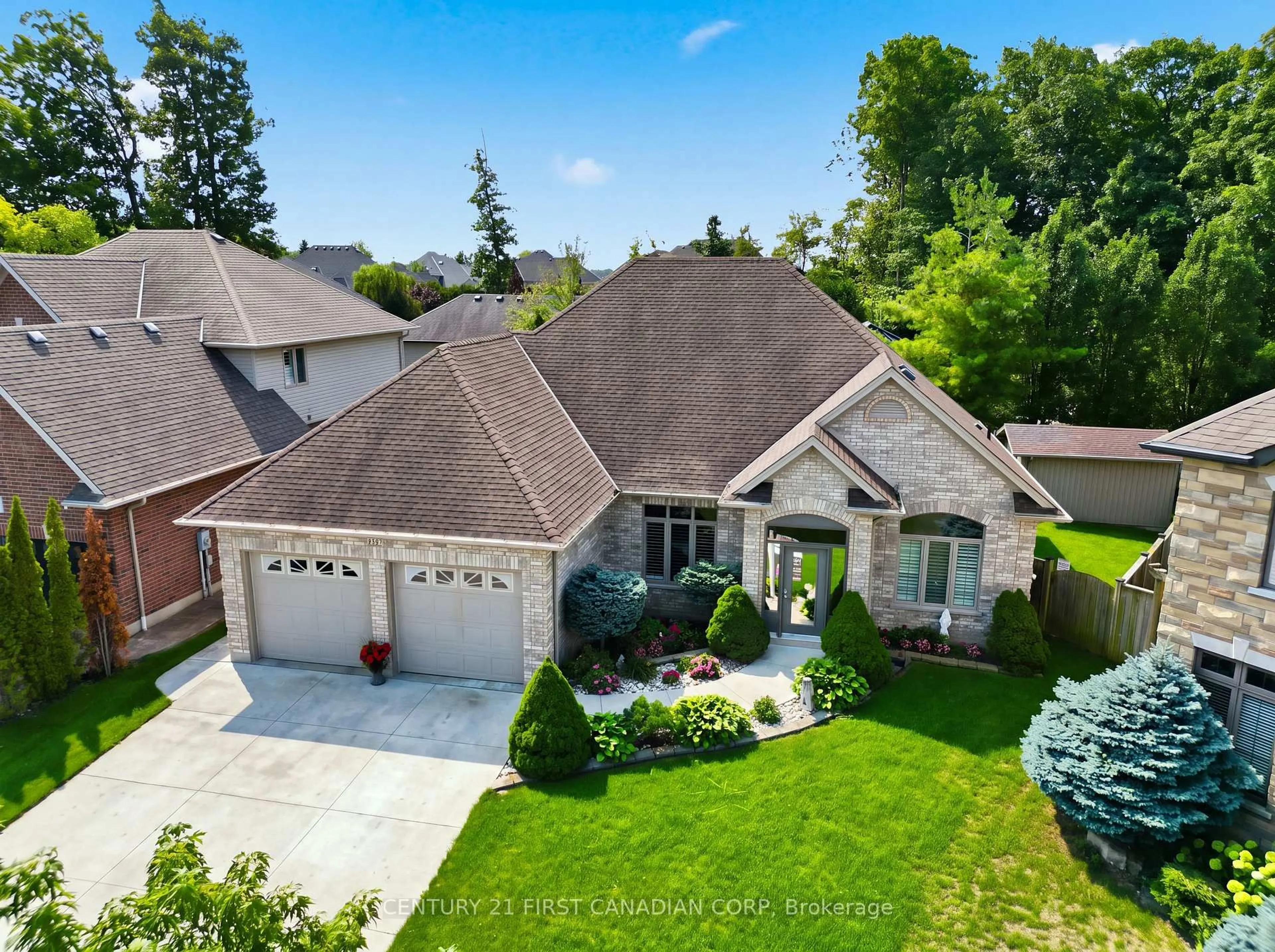 A pic from outside/outdoor area/front of a property/back of a property/a pic from drone, street for 2285 Lilac Ave, London South Ontario N6K 5E1