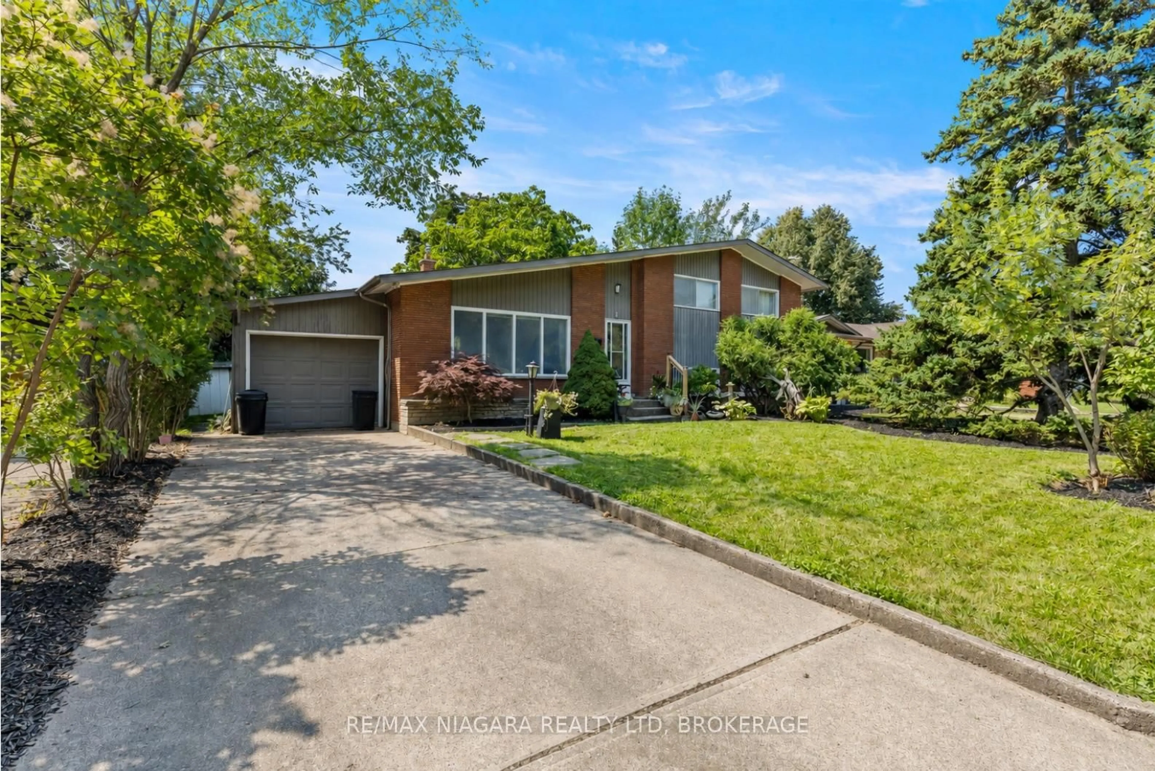 Unknown for 8 Cullen Dr, St. Catharines Ontario L2T 3H1