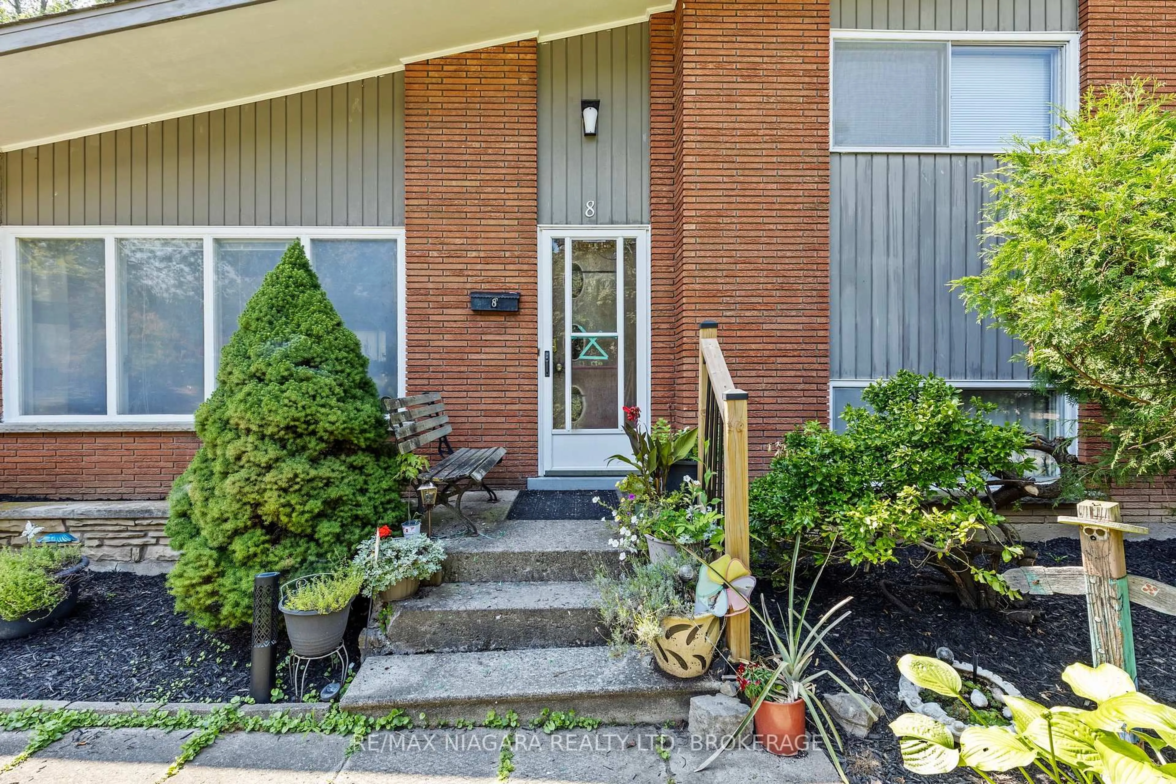 Unknown for 8 Cullen Dr, St. Catharines Ontario L2T 3H1
