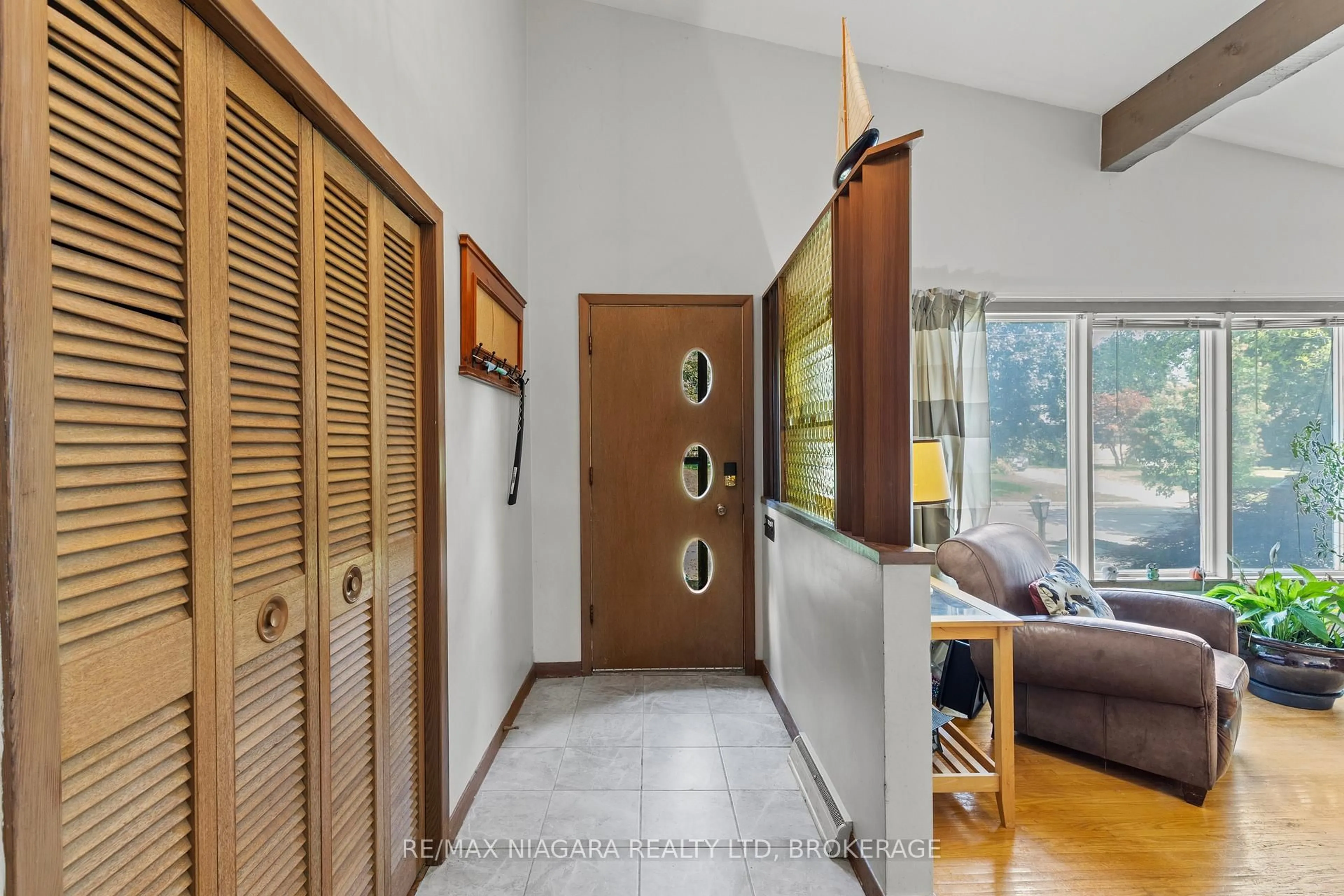 Indoor foyer for 8 Cullen Dr, St. Catharines Ontario L2T 3H1