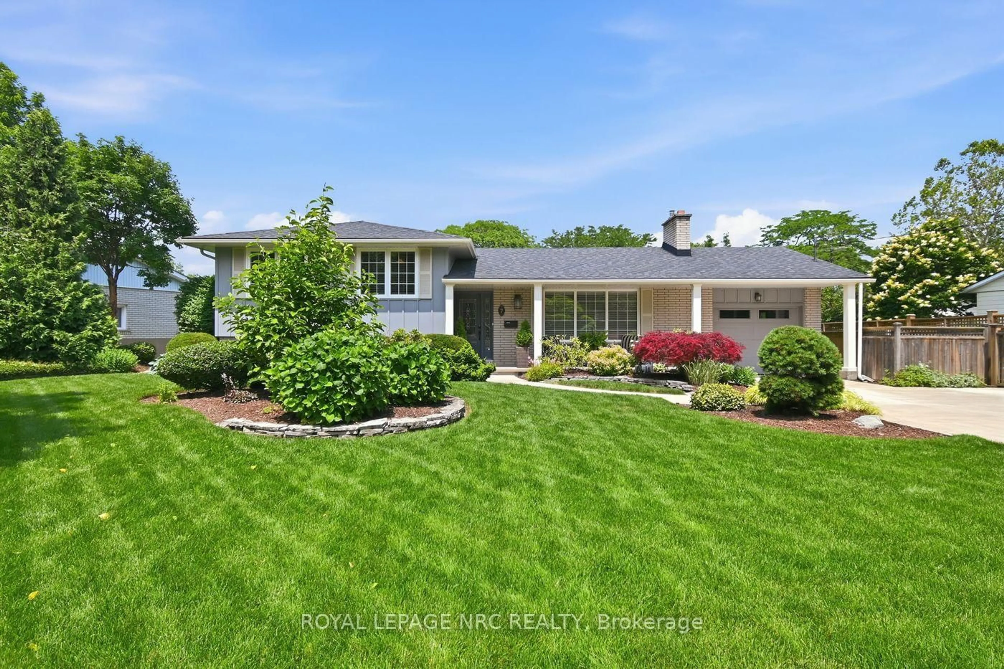 A pic from outside/outdoor area/front of a property/back of a property/a pic from drone, street for 7 king's grant Crt, St. Catharines Ontario L2N 2S2