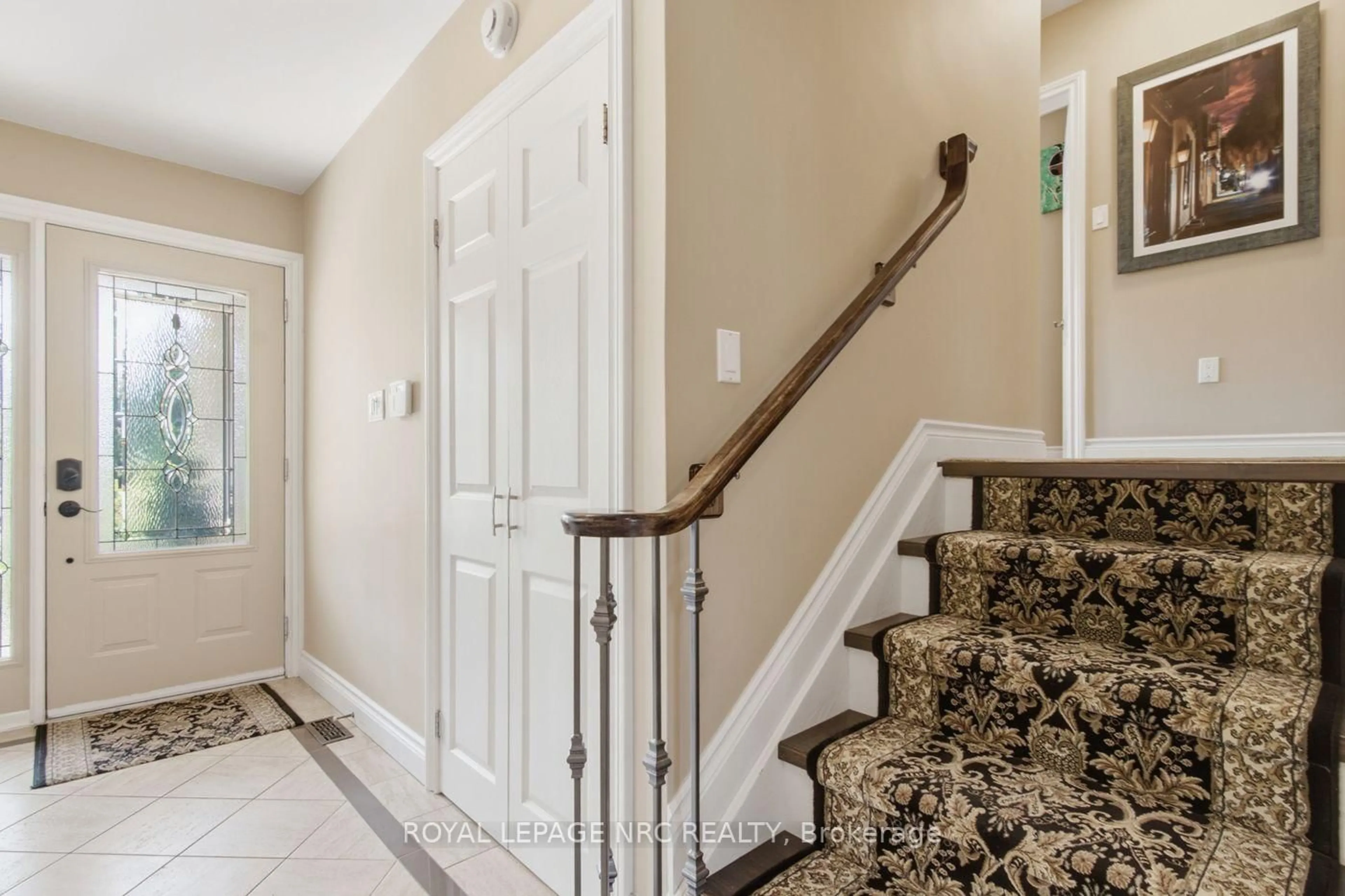 Indoor entryway for 7 king's grant Crt, St. Catharines Ontario L2N 2S2