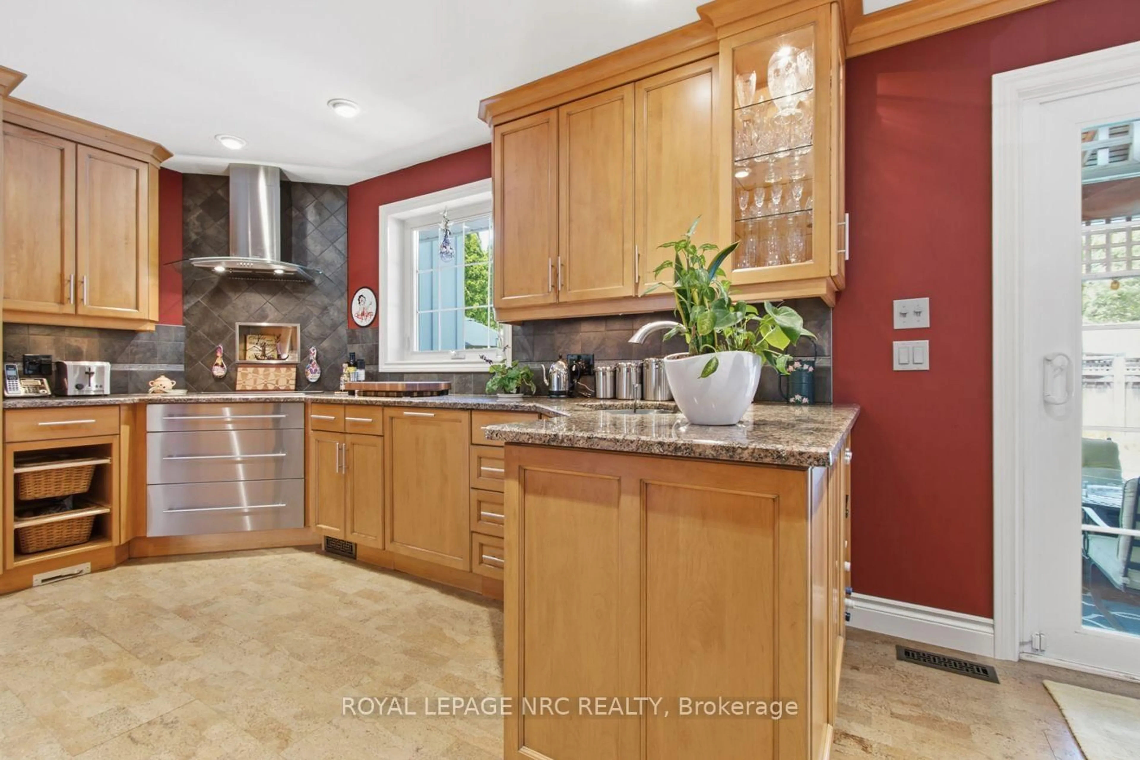 Open concept kitchen, ceramic/tile floor for 7 king's grant Crt, St. Catharines Ontario L2N 2S2