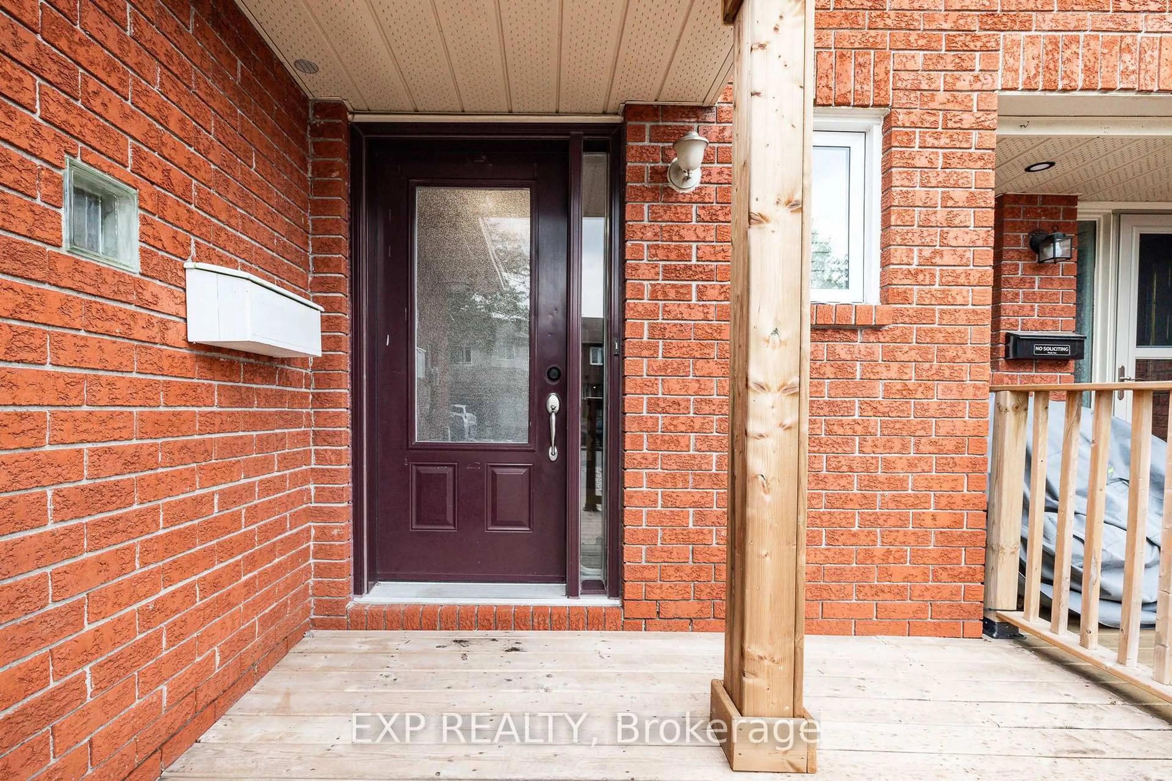 Indoor entryway for 110 Cedarock Dr, Ottawa Ontario K2M 2H5