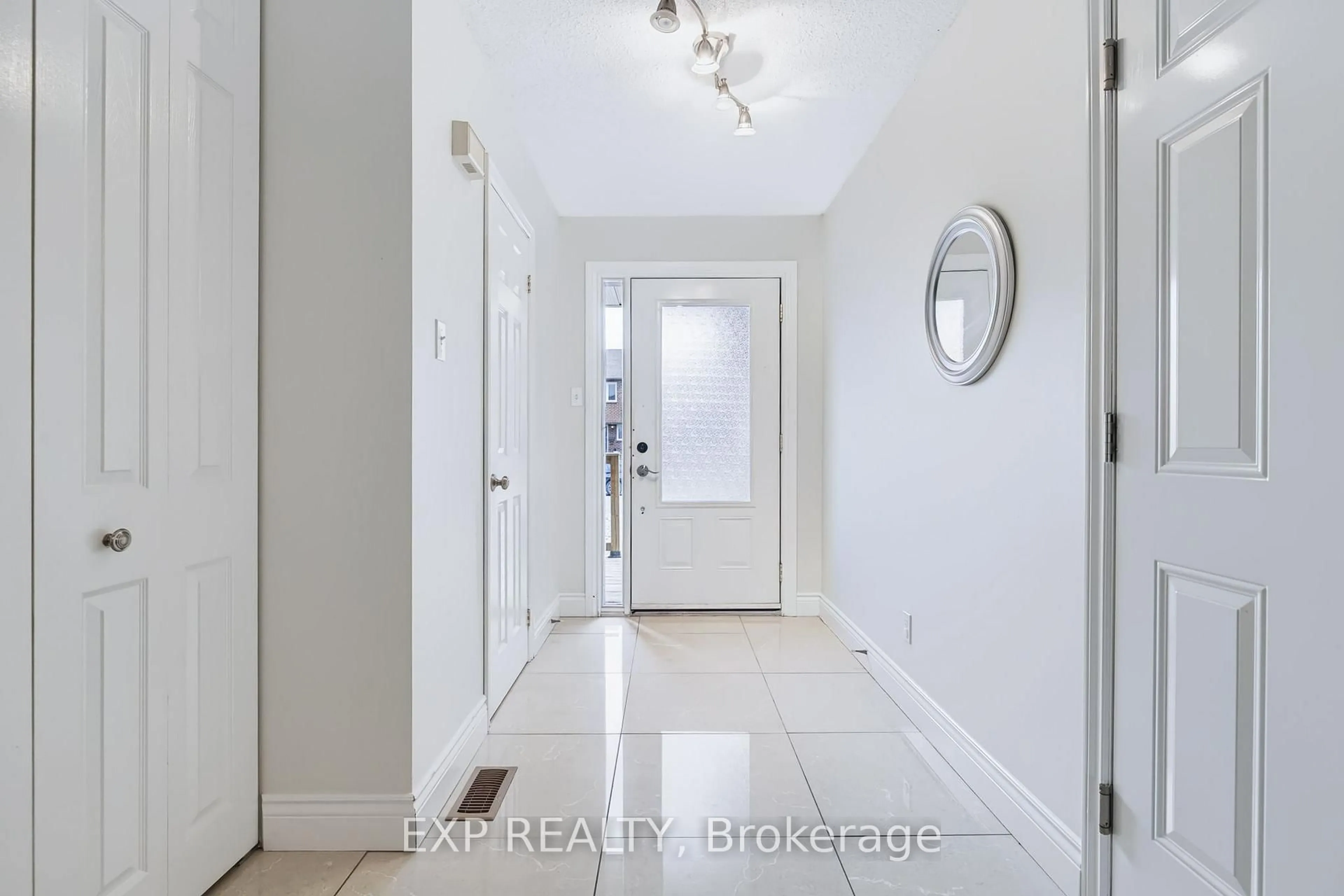 Indoor entryway for 110 Cedarock Dr, Ottawa Ontario K2M 2H5