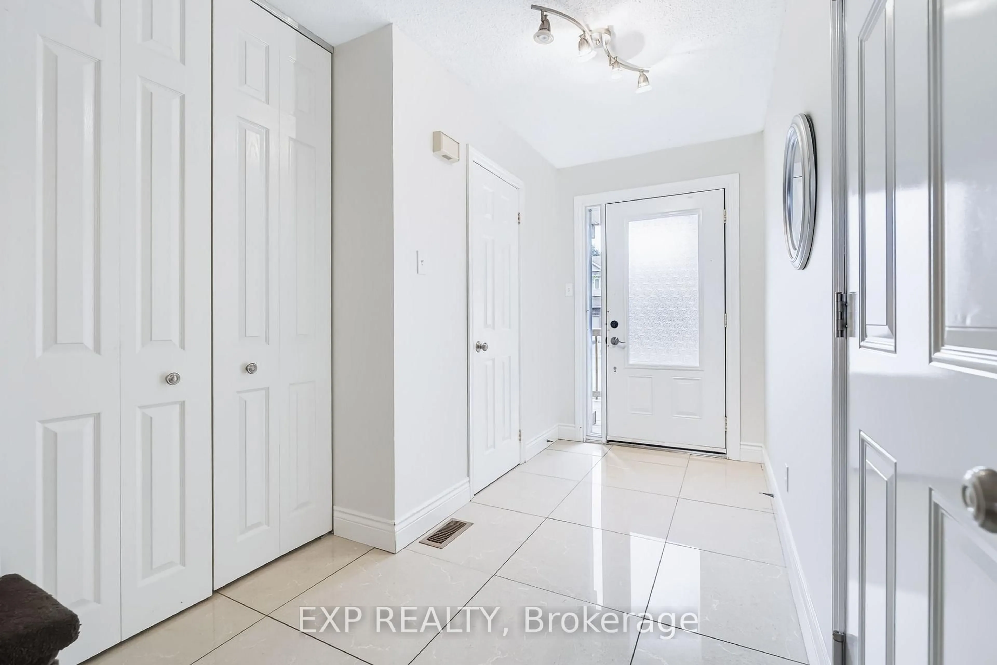 Indoor entryway for 110 Cedarock Dr, Ottawa Ontario K2M 2H5