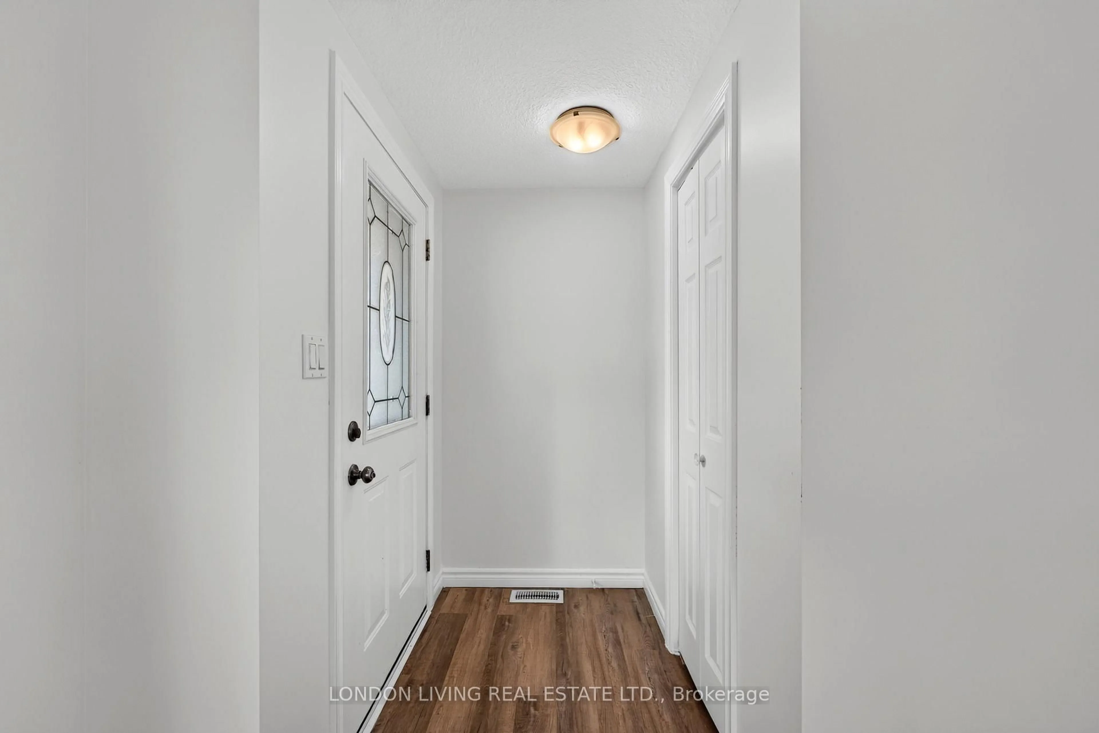 Indoor entryway for 23 Pebble Beach Pkwy, South Huron Ontario N0M 1T0