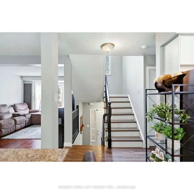 692 Grange Cres, Waterloo 3