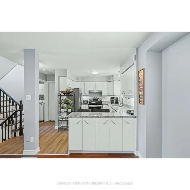 692 Grange Cres, Waterloo 4