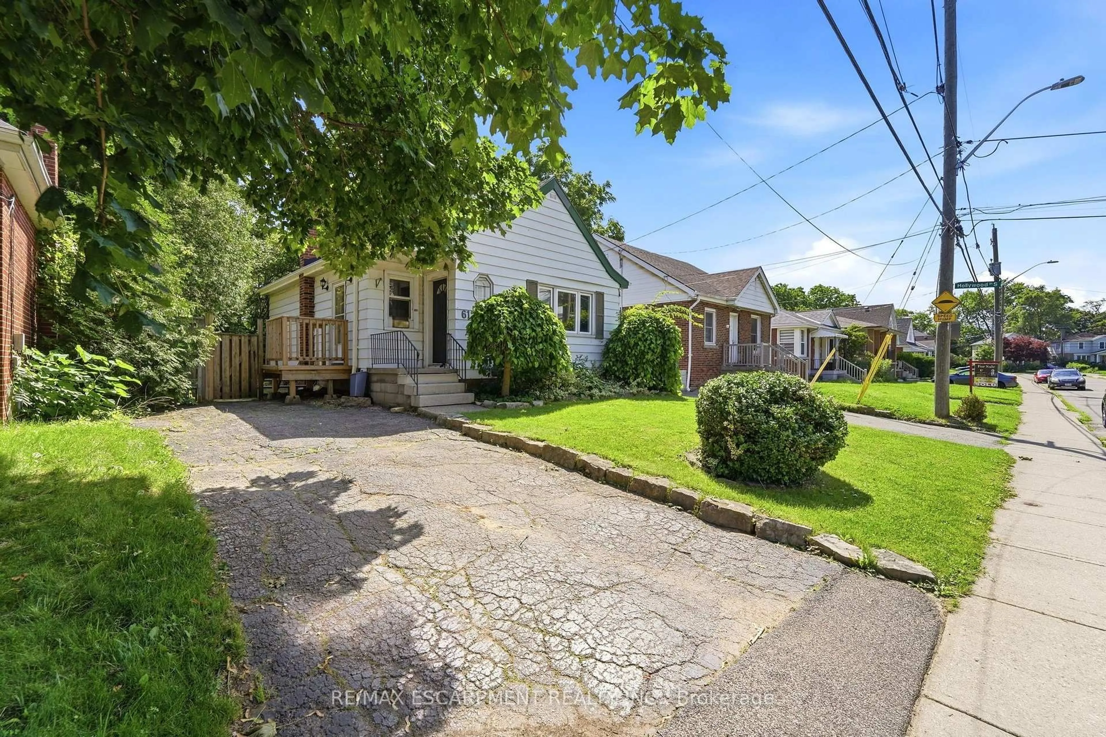 A pic from outside/outdoor area/front of a property/back of a property/a pic from drone, street for 61 GLENMOUNT Ave, Hamilton Ontario L8S 2L3