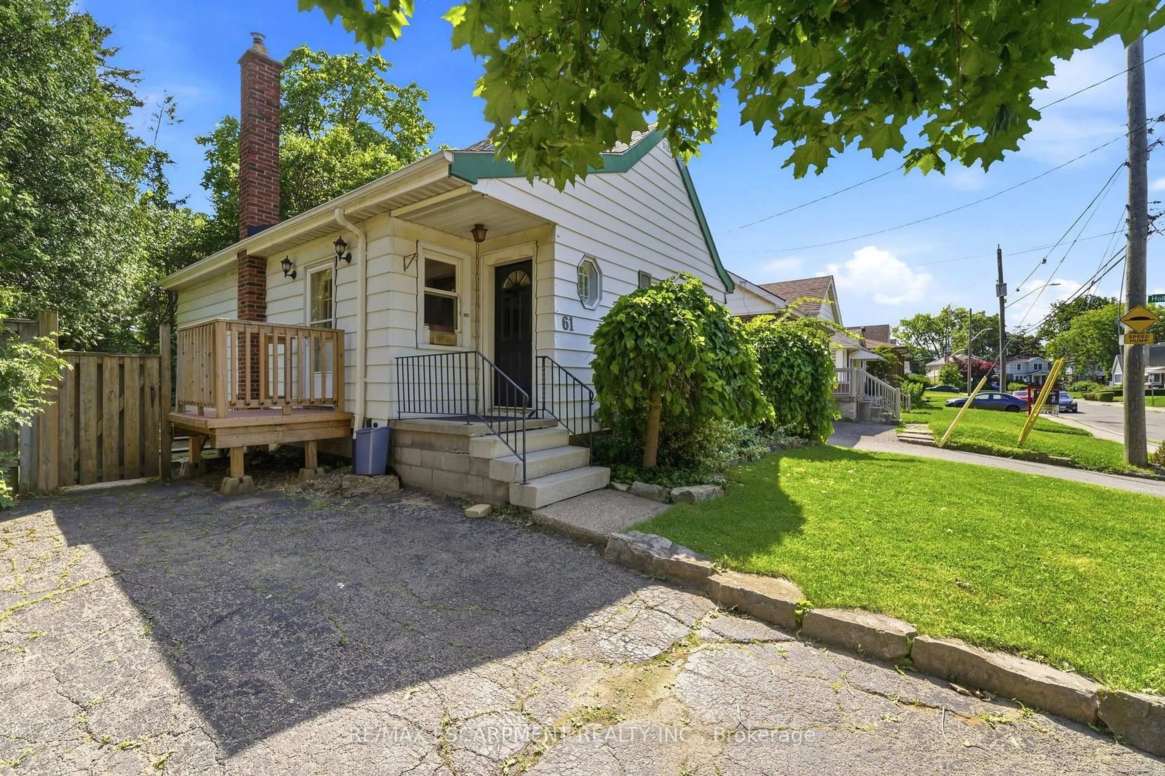 Patio, street for 61 GLENMOUNT Ave, Hamilton Ontario L8S 2L3