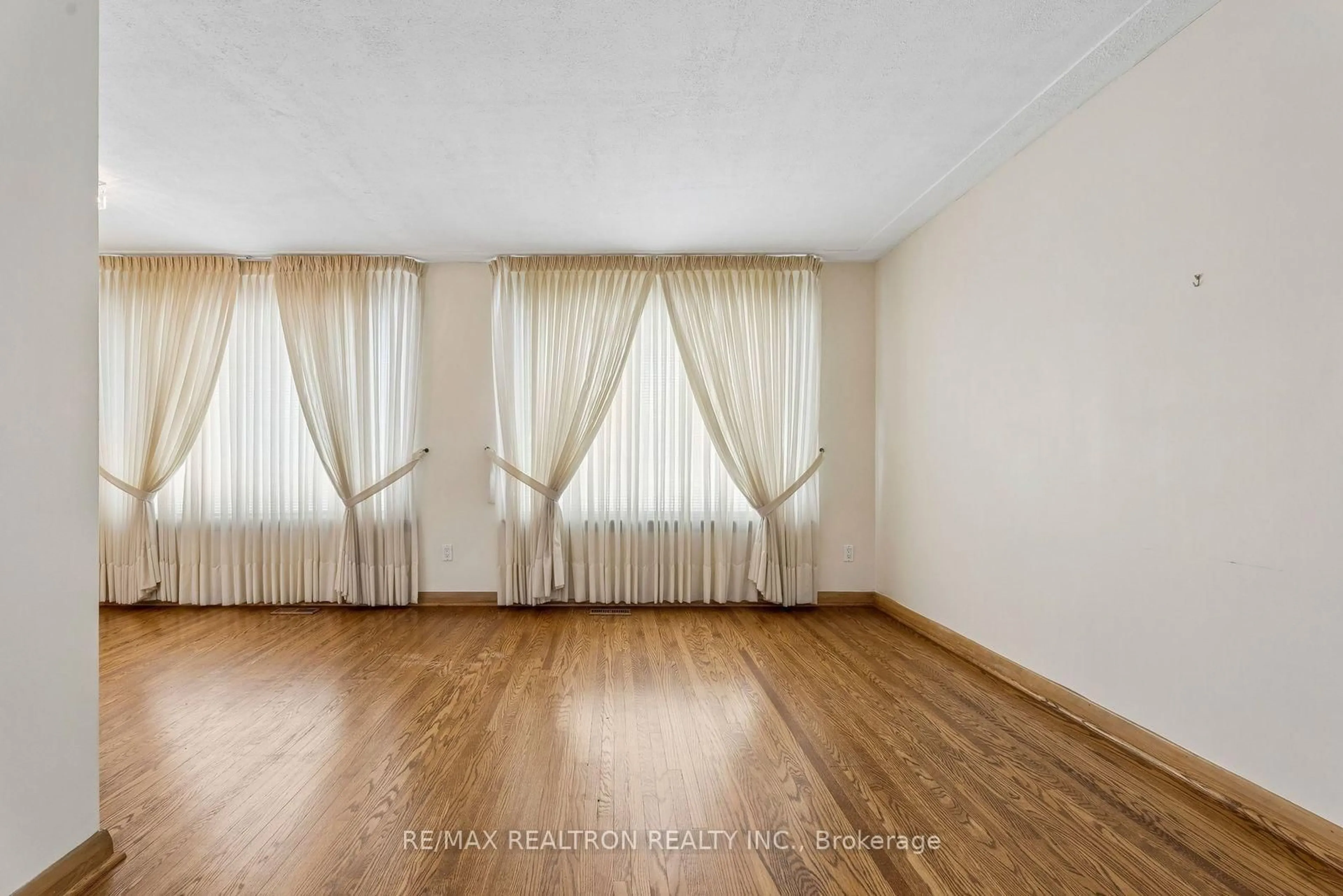 A pic of a room for 831 Mohawk Rd, Hamilton Ontario L8T 2R4