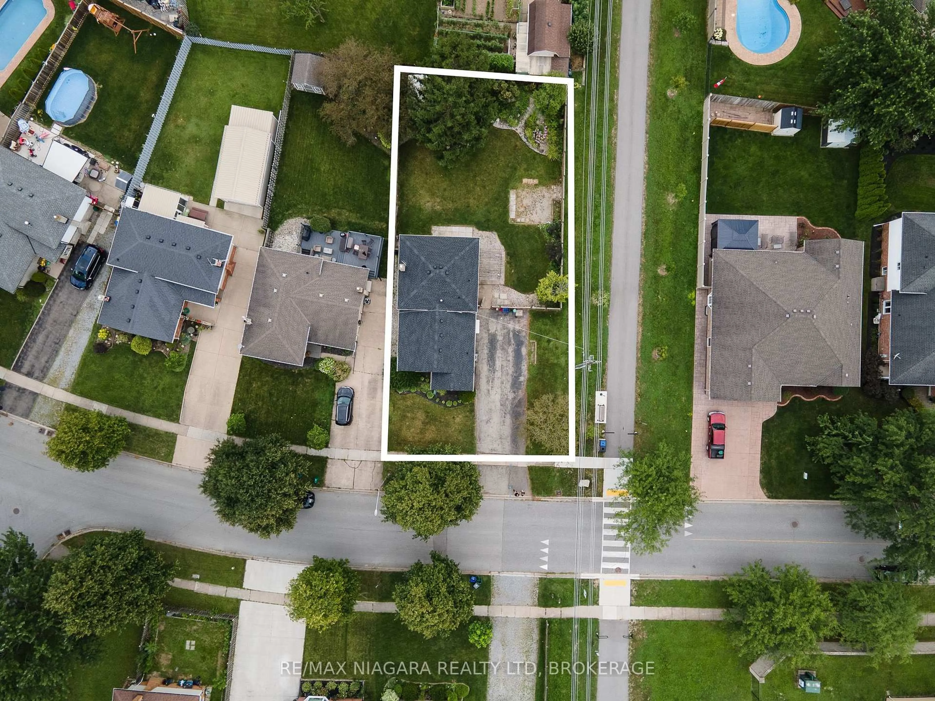 A pic from outside/outdoor area/front of a property/back of a property/a pic from drone, street for 4240 Brookdale Dr, Niagara Falls Ontario L2H 2B5
