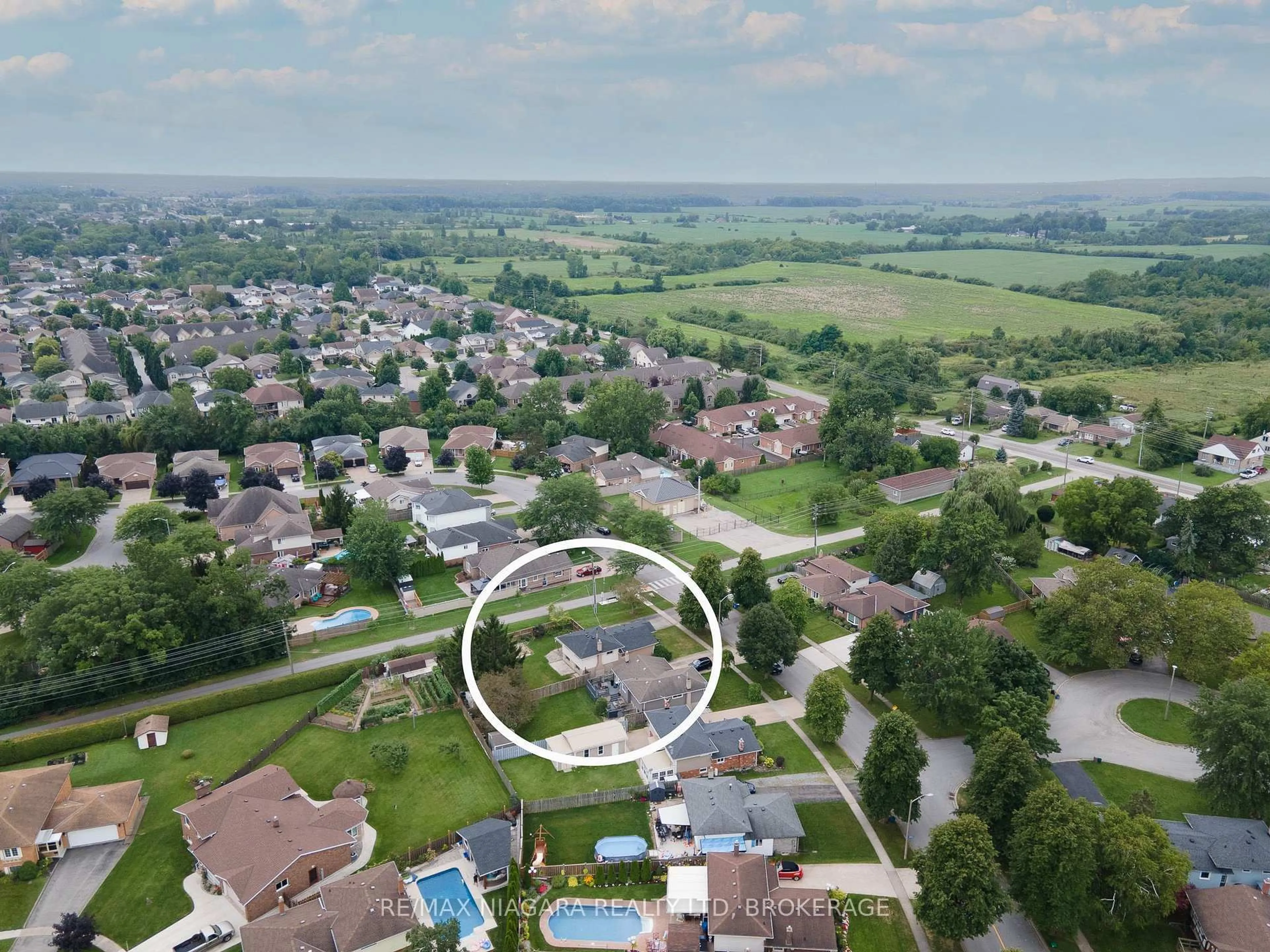 A pic from outside/outdoor area/front of a property/back of a property/a pic from drone, unknown for 4240 Brookdale Dr, Niagara Falls Ontario L2H 2B5