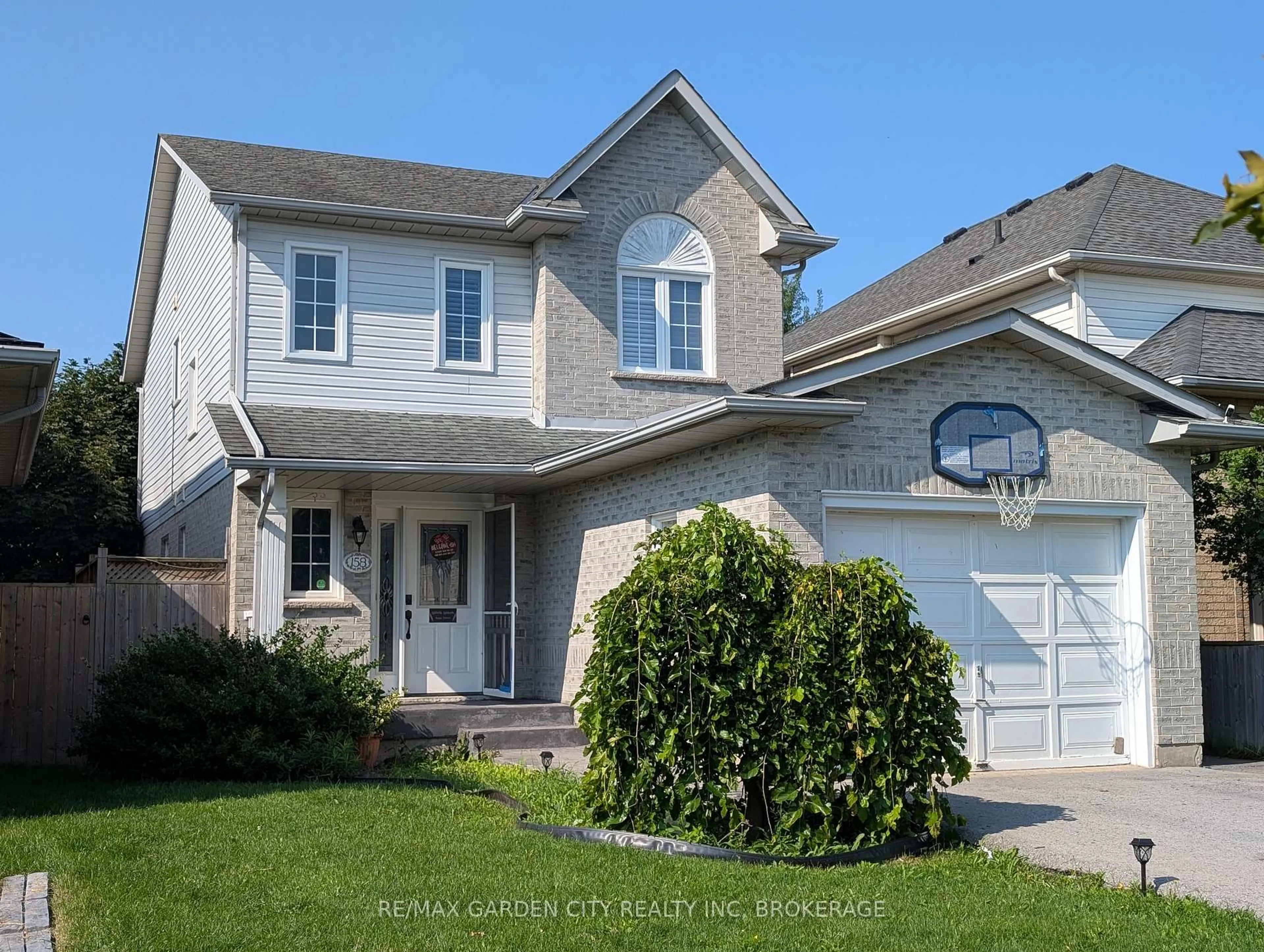Home with vinyl exterior material, street for 158 SUMMERS Dr, Thorold Ontario L2V 5A1