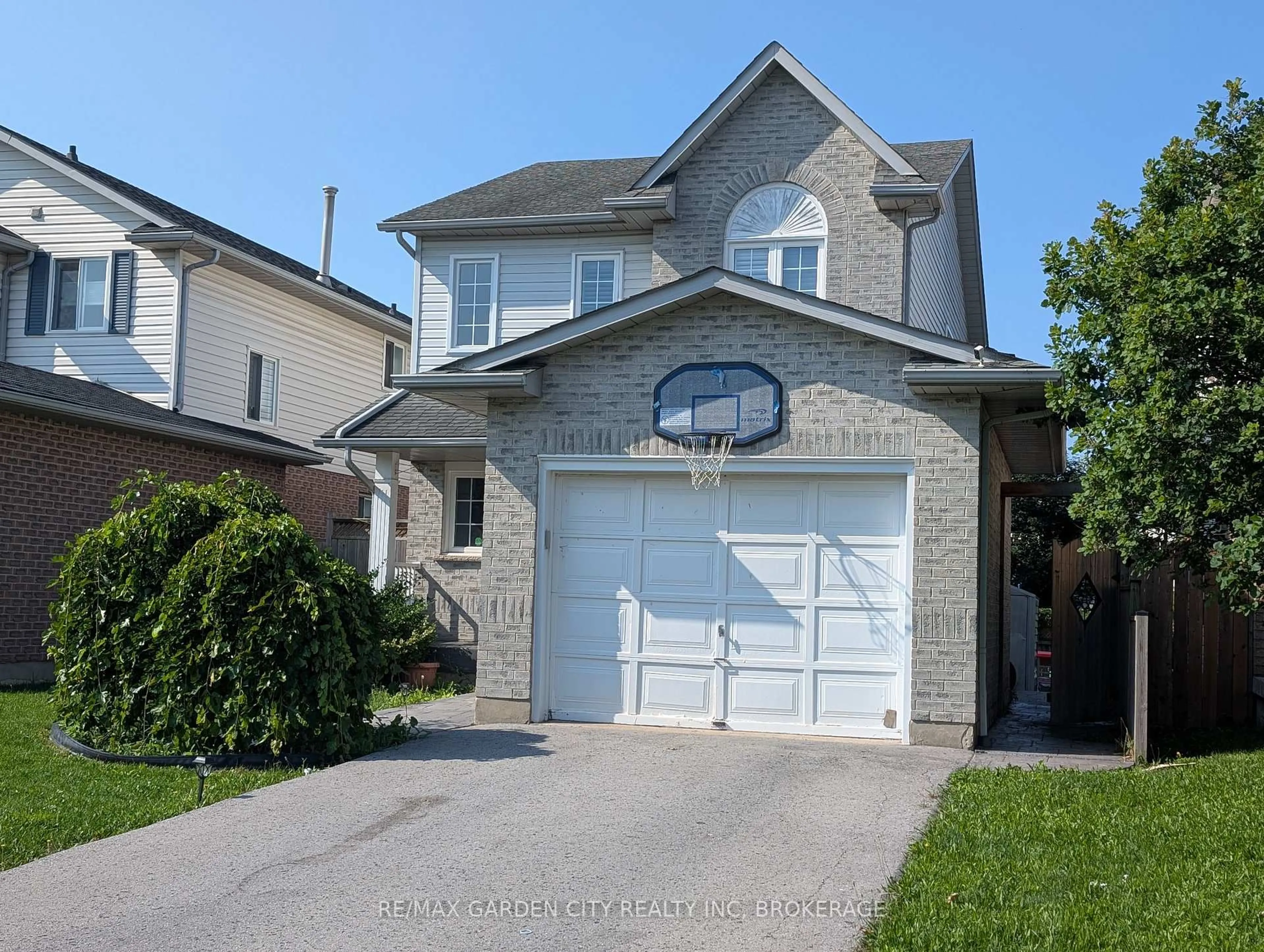 Home with brick exterior material, street for 158 SUMMERS Dr, Thorold Ontario L2V 5A1
