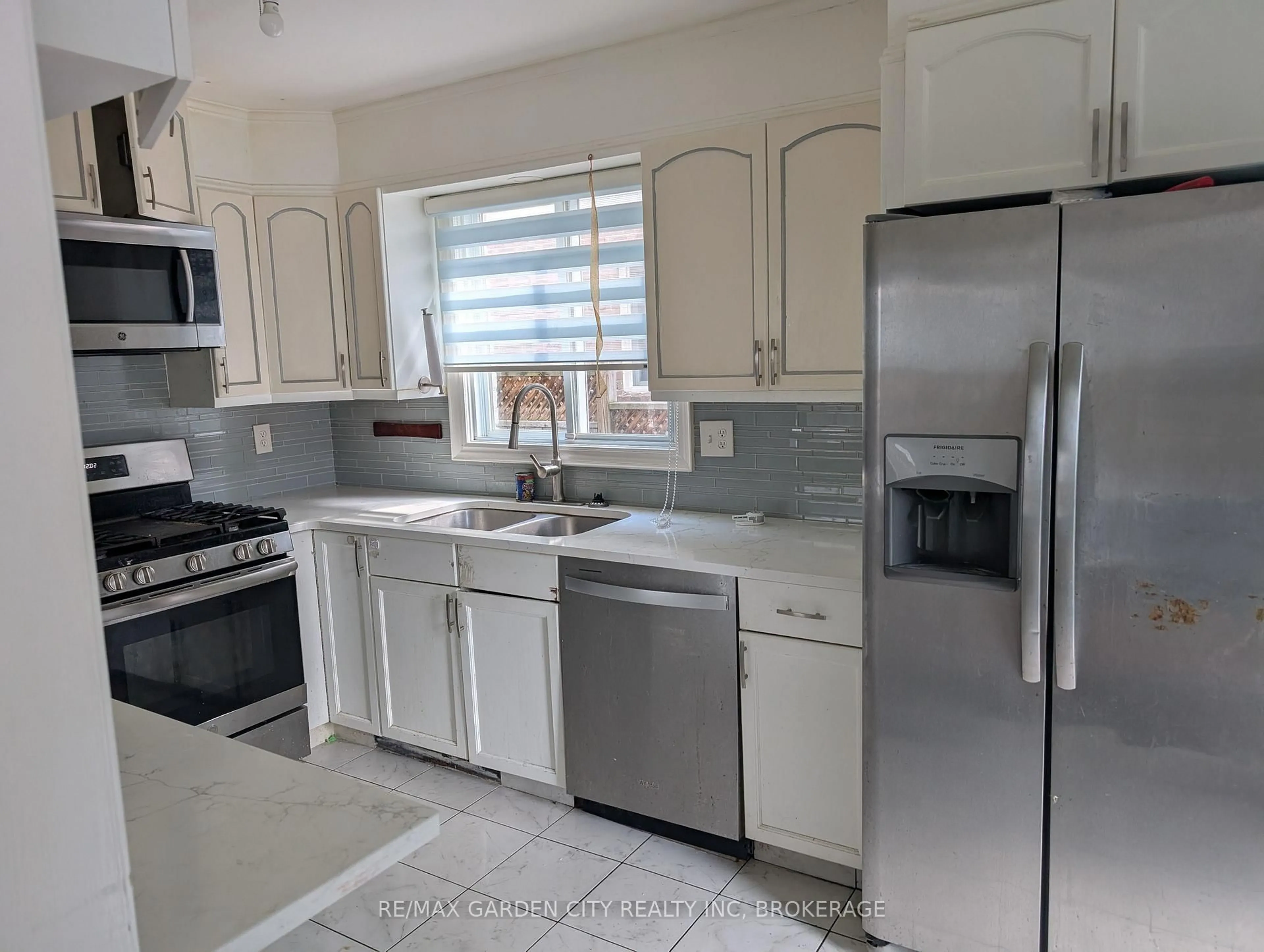 Standard kitchen, ceramic/tile floor for 158 SUMMERS Dr, Thorold Ontario L2V 5A1