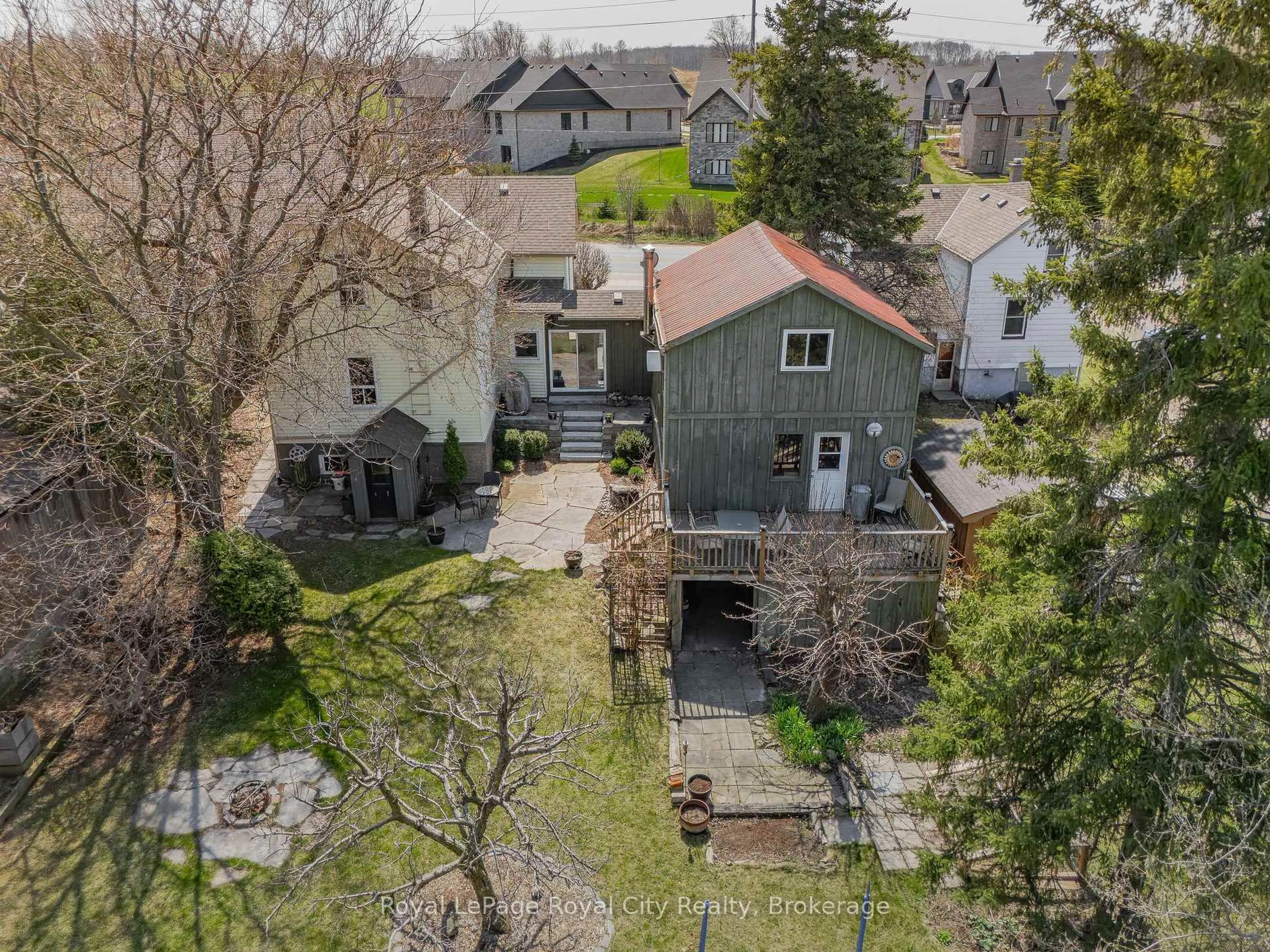 A pic from outside/outdoor area/front of a property/back of a property/a pic from drone, street for 73 Queen St, Puslinch Ontario N0B 2C0