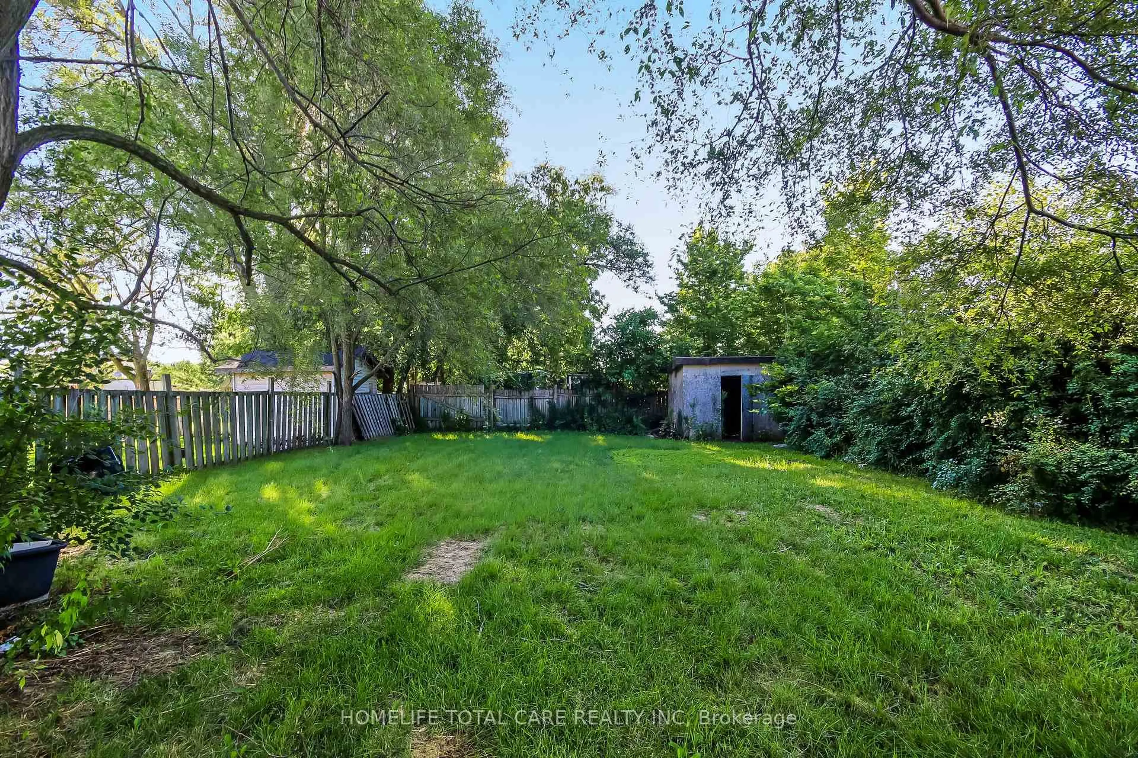 A pic from outside/outdoor area/front of a property/back of a property/a pic from drone, unknown for 49 GRAND St, Brantford Ontario N3R 4B3