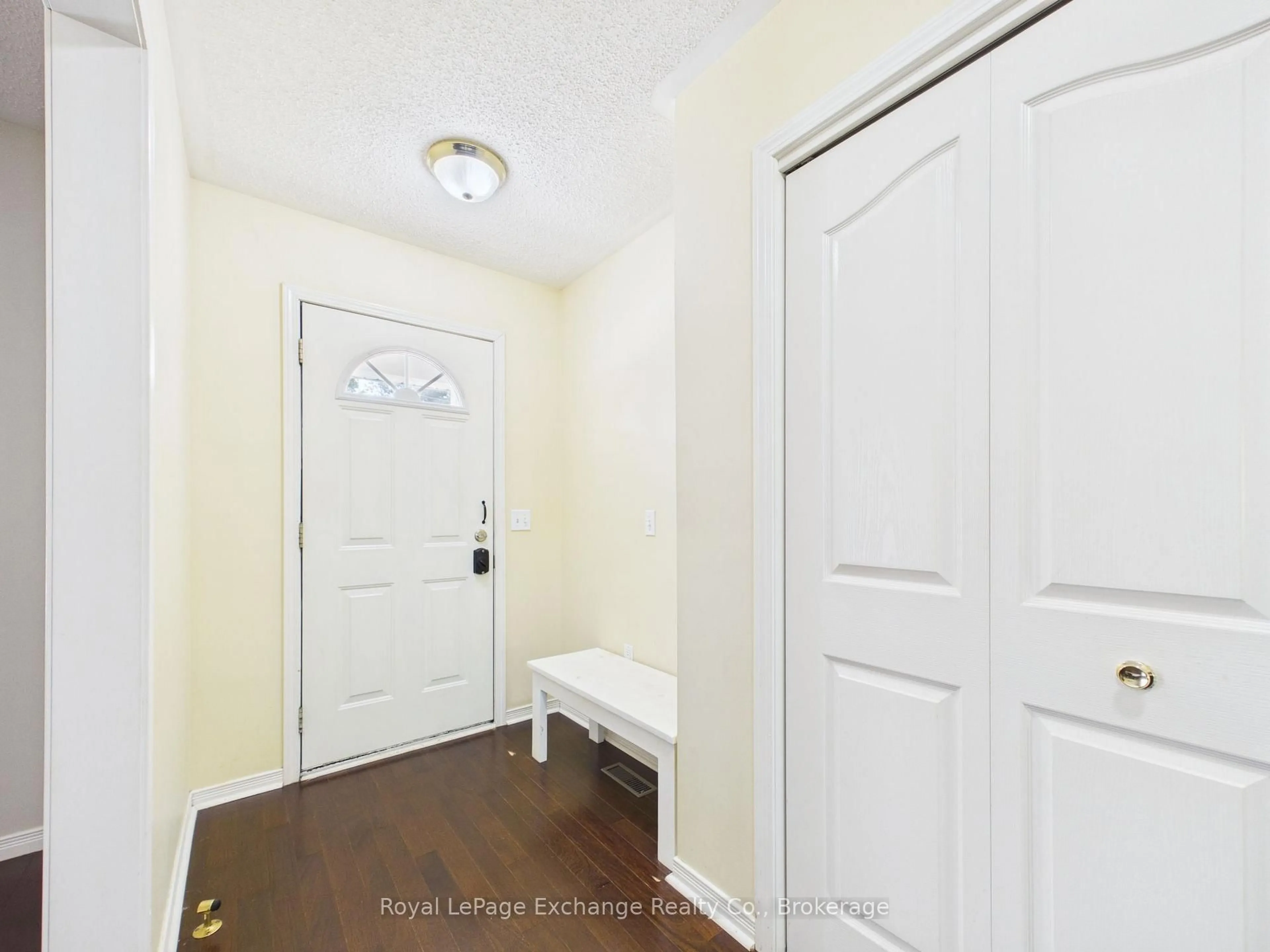 Indoor entryway for 377 Lake Range Dr, Huron-Kinloss Ontario N0G 2R0