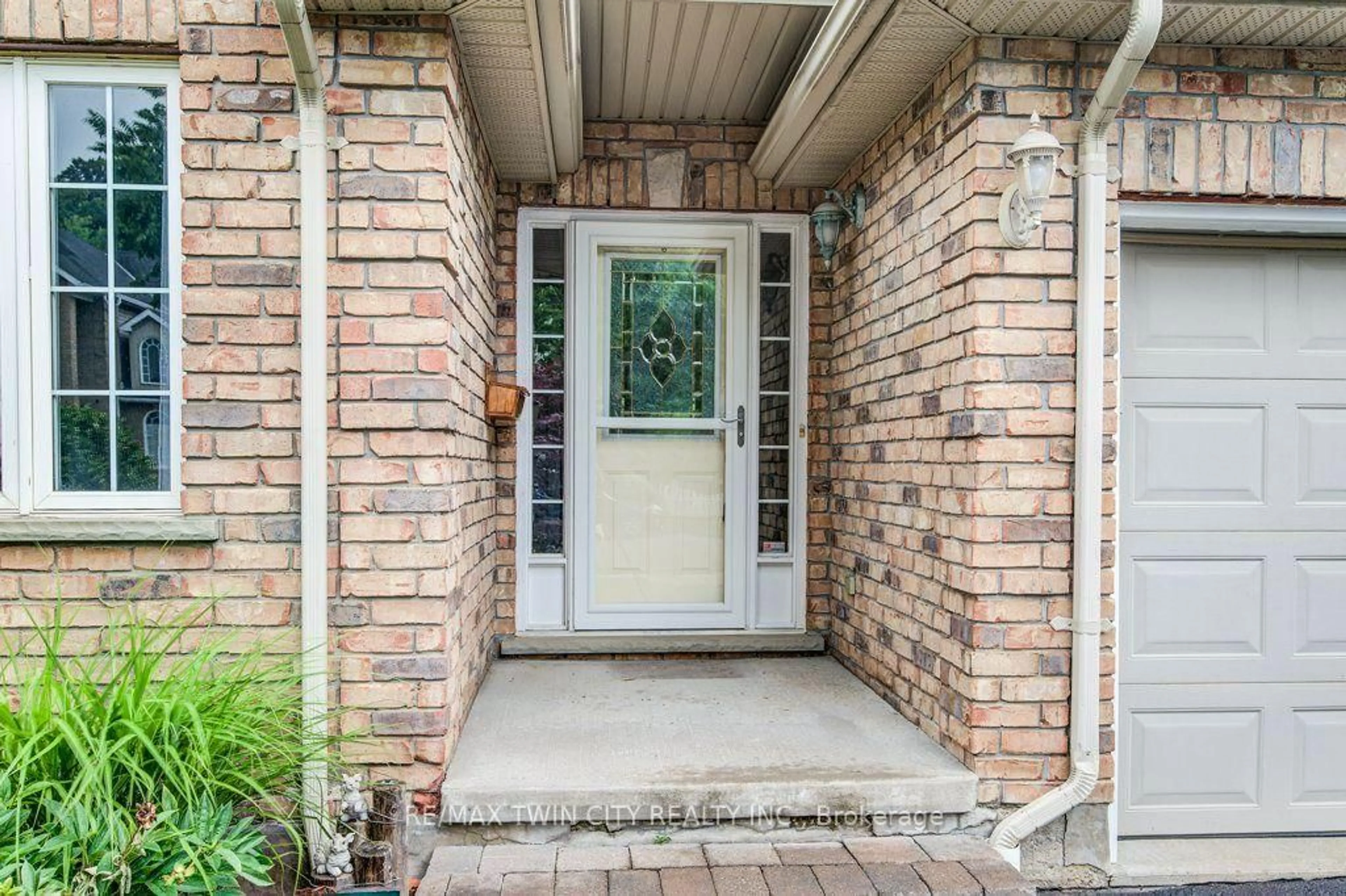 Indoor entryway for 670 Salzburg Dr, Waterloo Ontario N2V 2N8