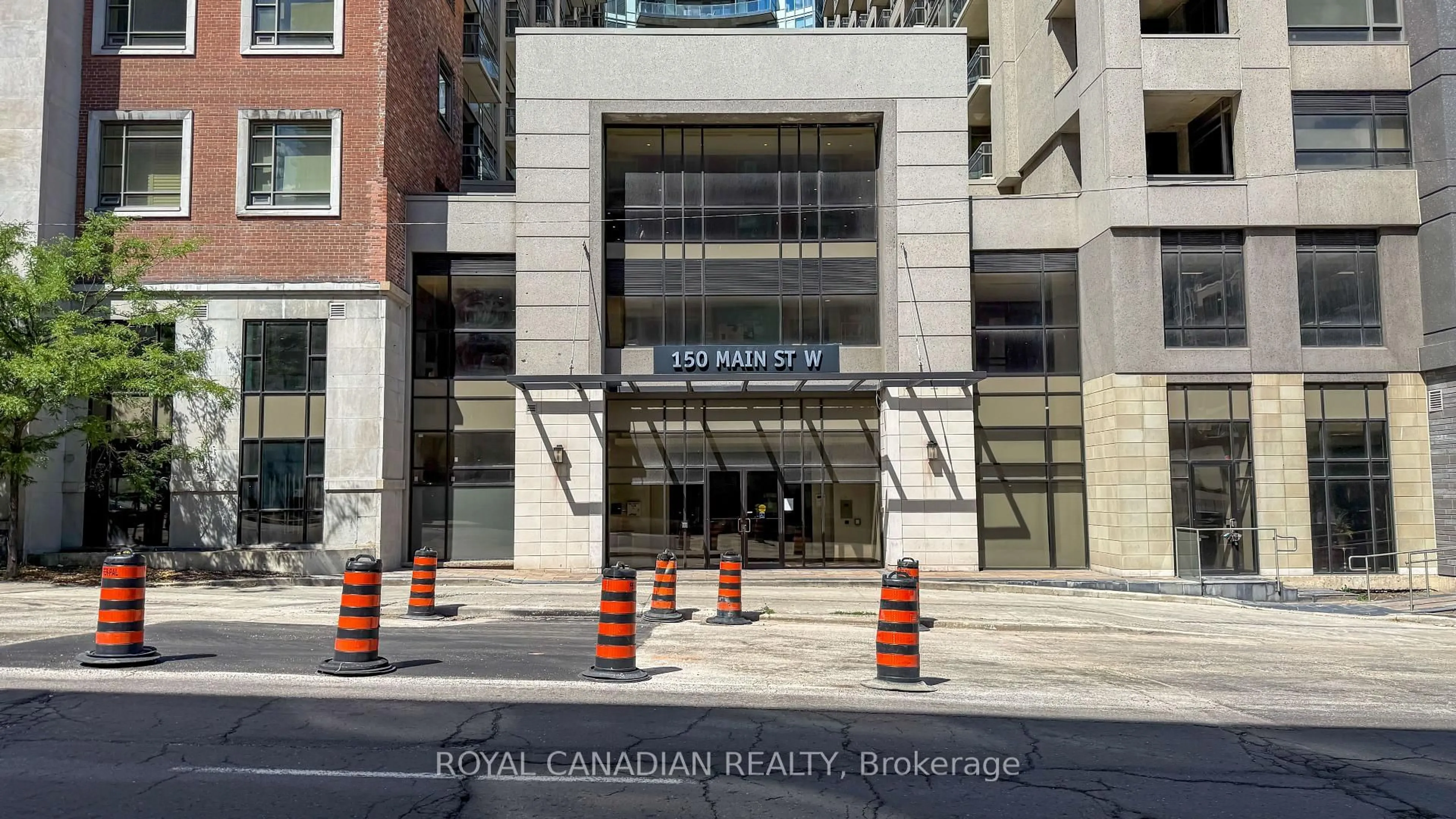 Indoor foyer for 150 Main St #314, Hamilton Ontario L8P 1H8