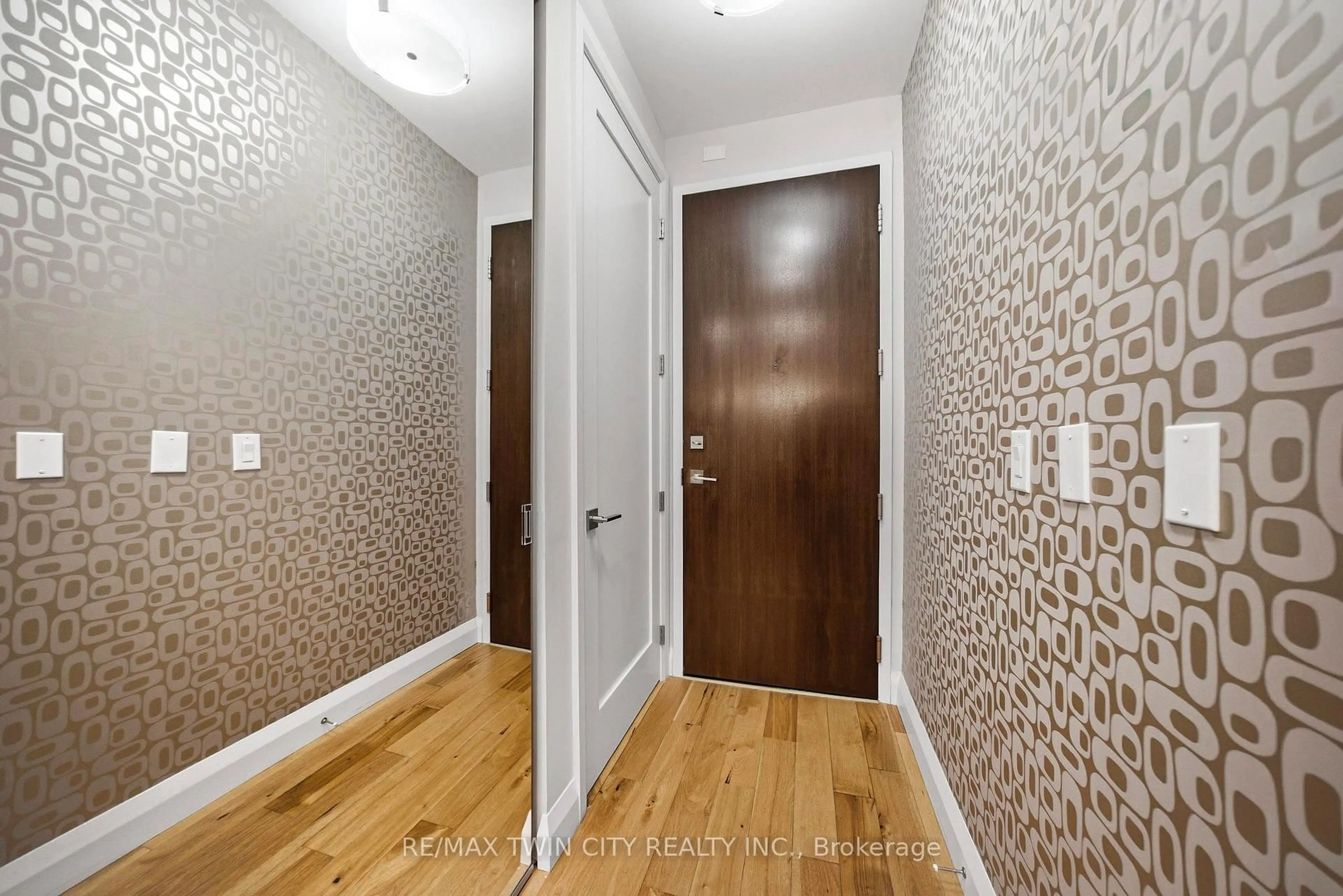 Indoor entryway for 101 Locke St #503, Hamilton Ontario L8P 4A6