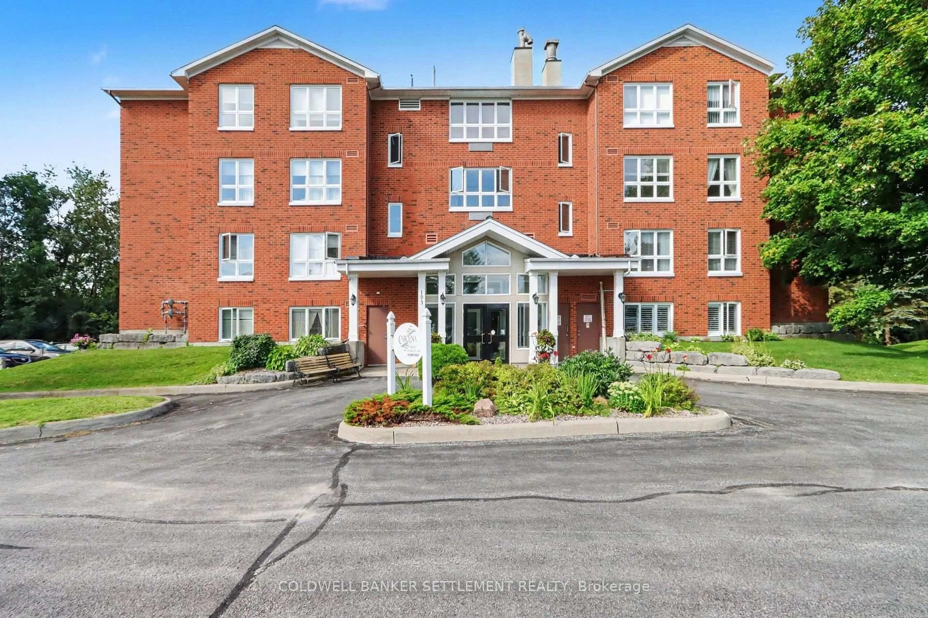 Indoor foyer for 103 North St #301, Perth Ontario K7H 3P3