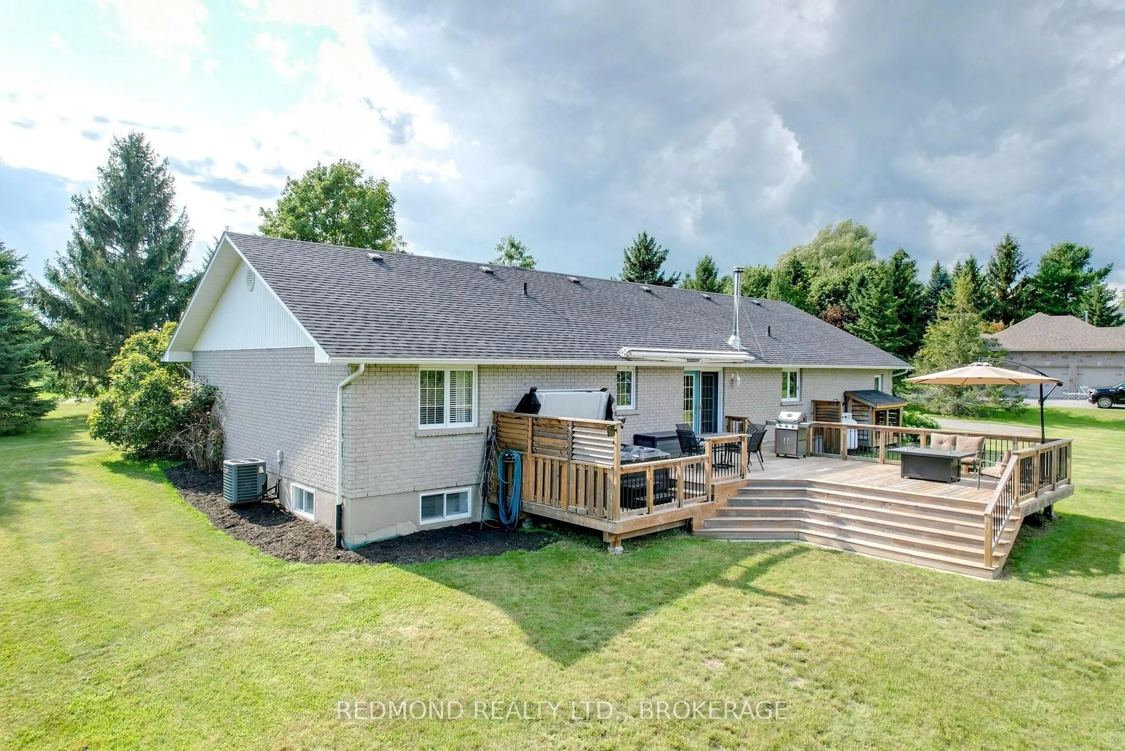 A pic from outside/outdoor area/front of a property/back of a property/a pic from drone, unknown for 101 Conner Dr, Front of Leeds & Seeleys Bay Ontario K7G 2V3
