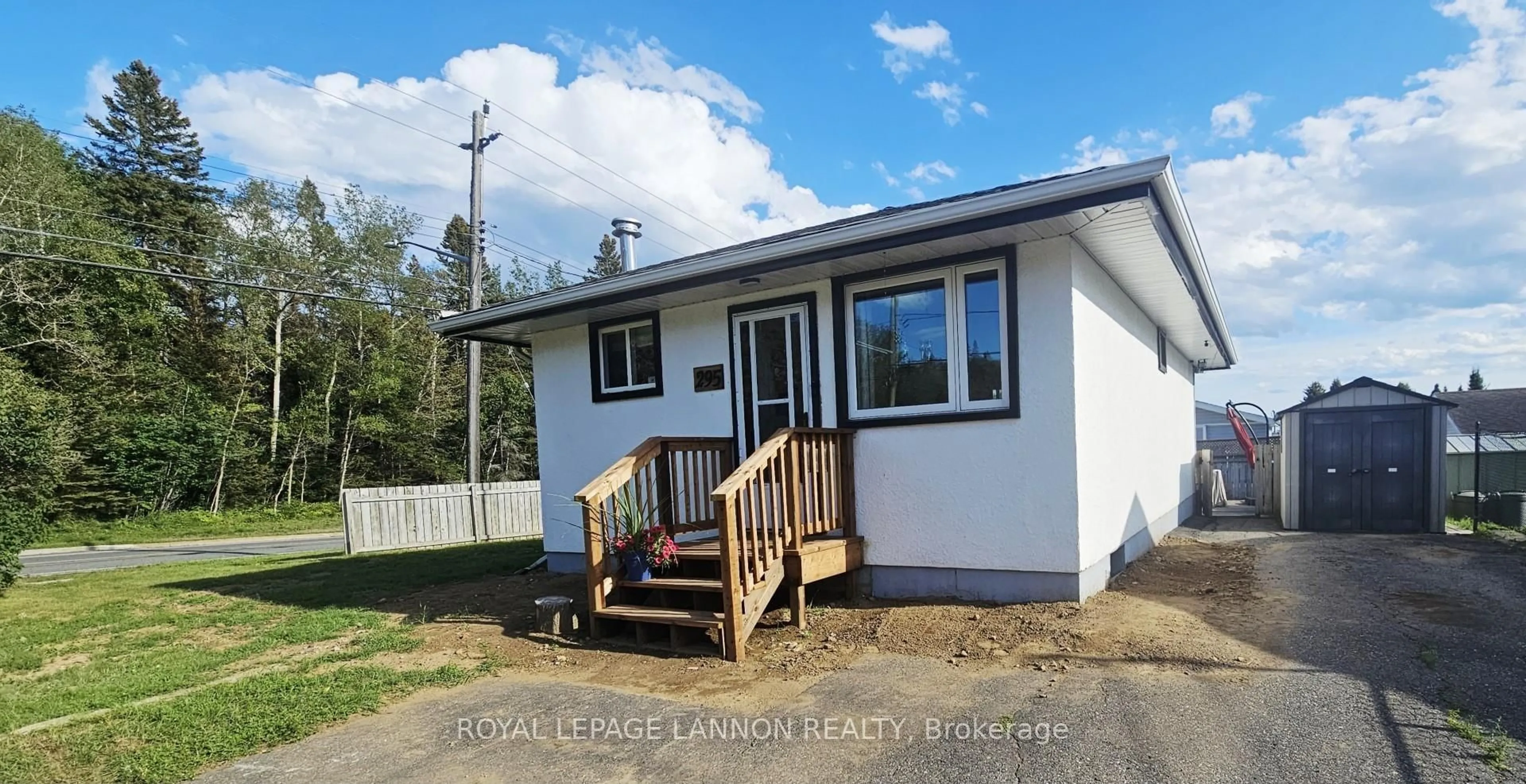 Home with vinyl exterior material, building for 295 Cowan St, Thunder Bay Ontario P7A 1R6