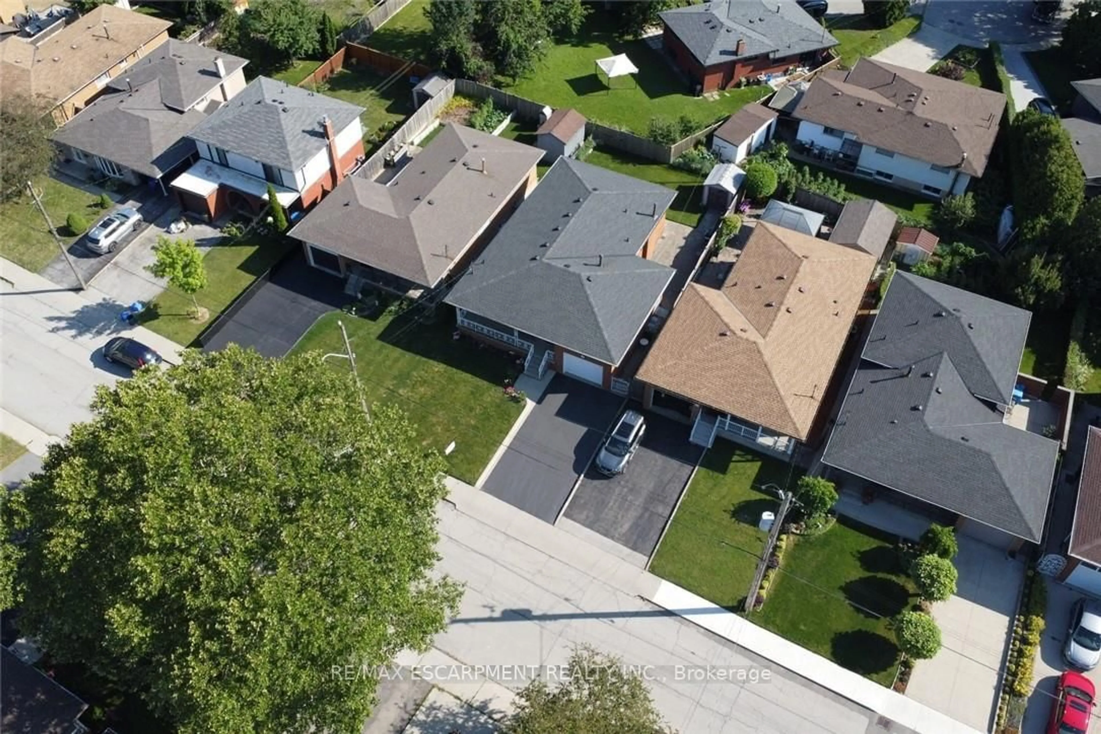 A pic from outside/outdoor area/front of a property/back of a property/a pic from drone, street for 36 Abbington Dr, Hamilton Ontario L9C 4R3