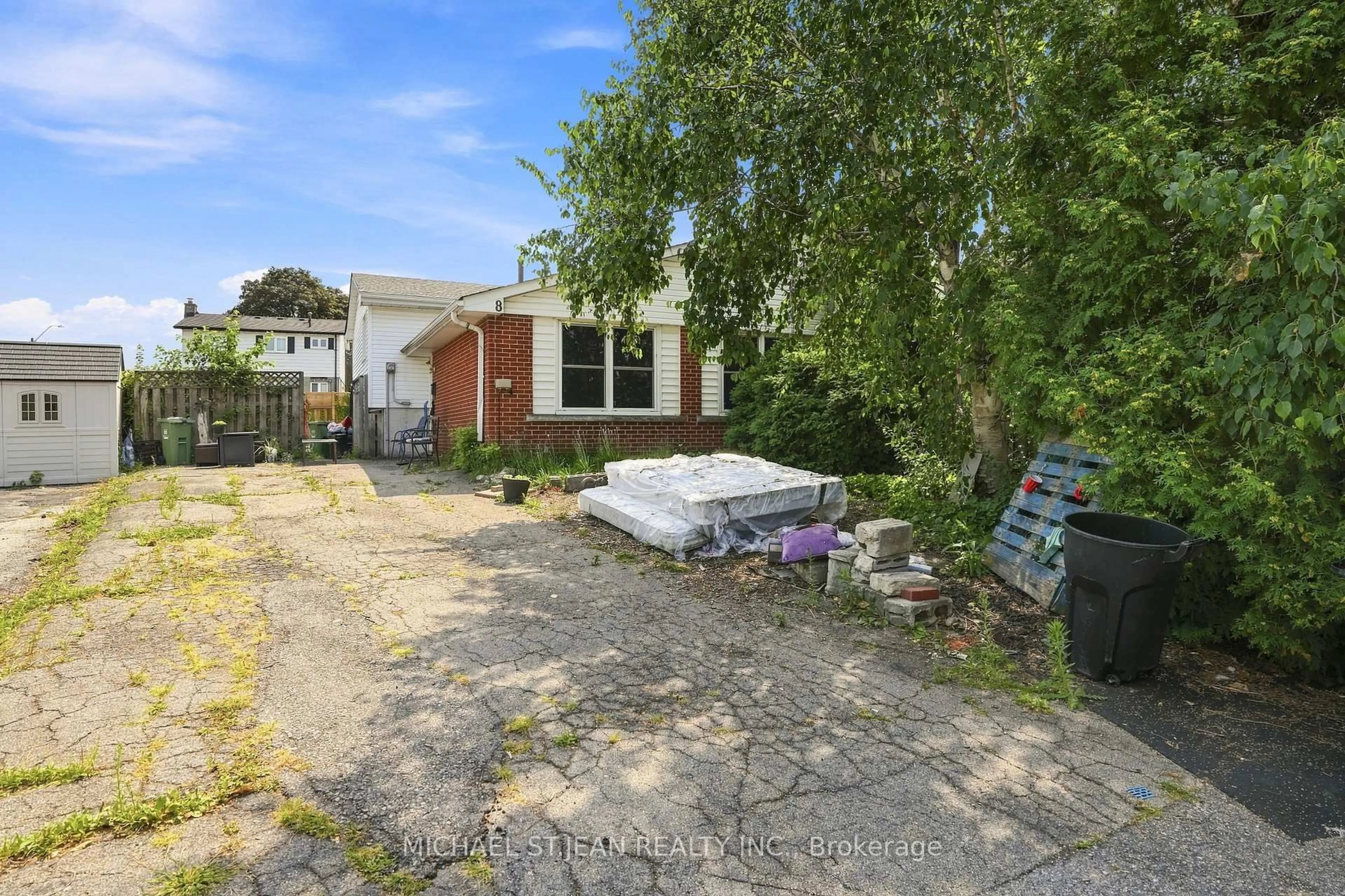 A pic from outside/outdoor area/front of a property/back of a property/a pic from drone, street for 8 Brendan Crt, Hamilton Ontario L8T 4R4