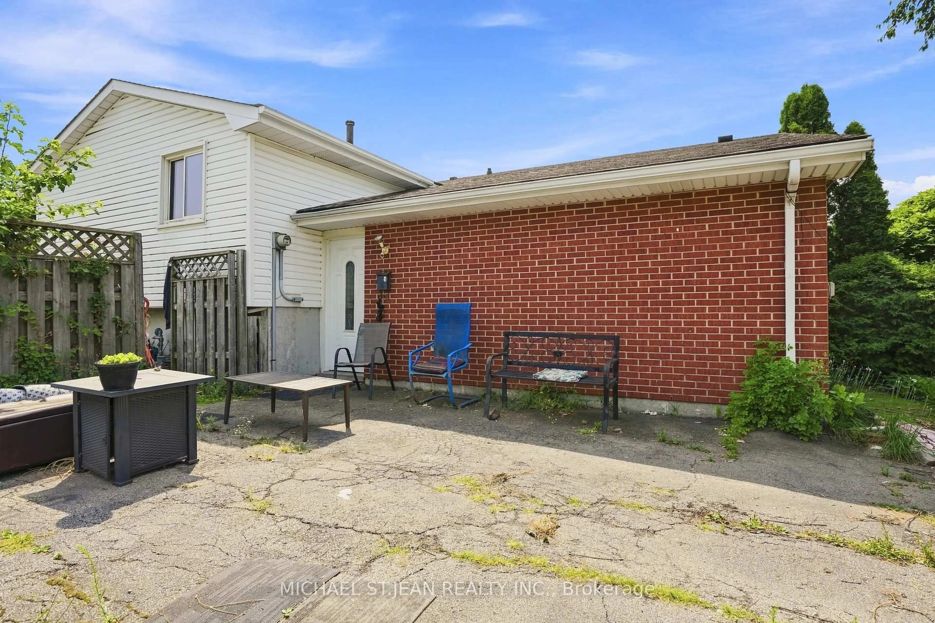 Patio, street for 8 Brendan Crt, Hamilton Ontario L8T 4R4