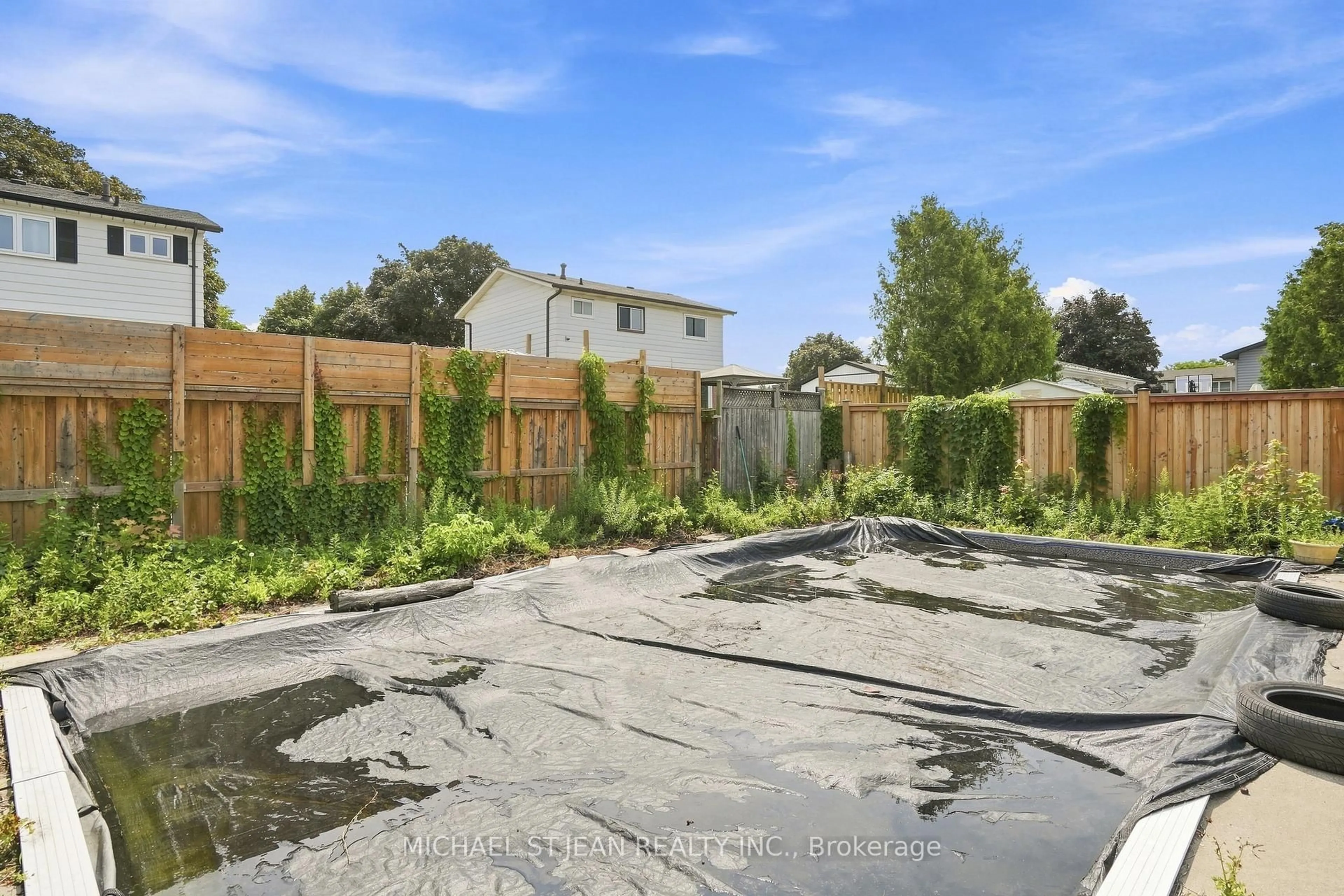 A pic from outside/outdoor area/front of a property/back of a property/a pic from drone, street for 8 Brendan Crt, Hamilton Ontario L8T 4R4