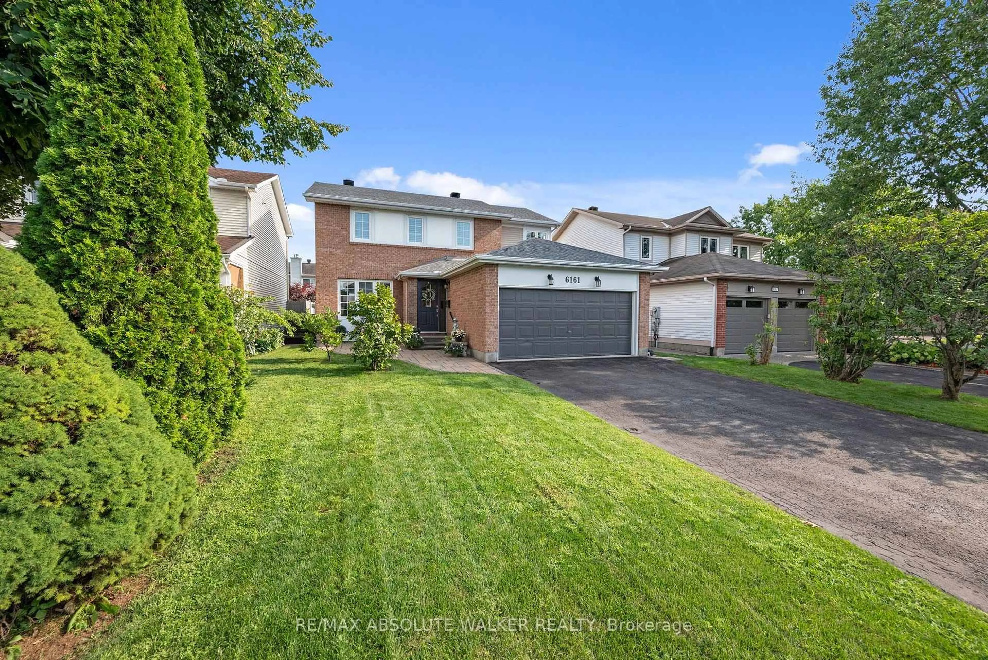 A pic from outside/outdoor area/front of a property/back of a property/a pic from drone, street for 6161 Lariviere Cres, Ottawa Ontario K1W 1C7