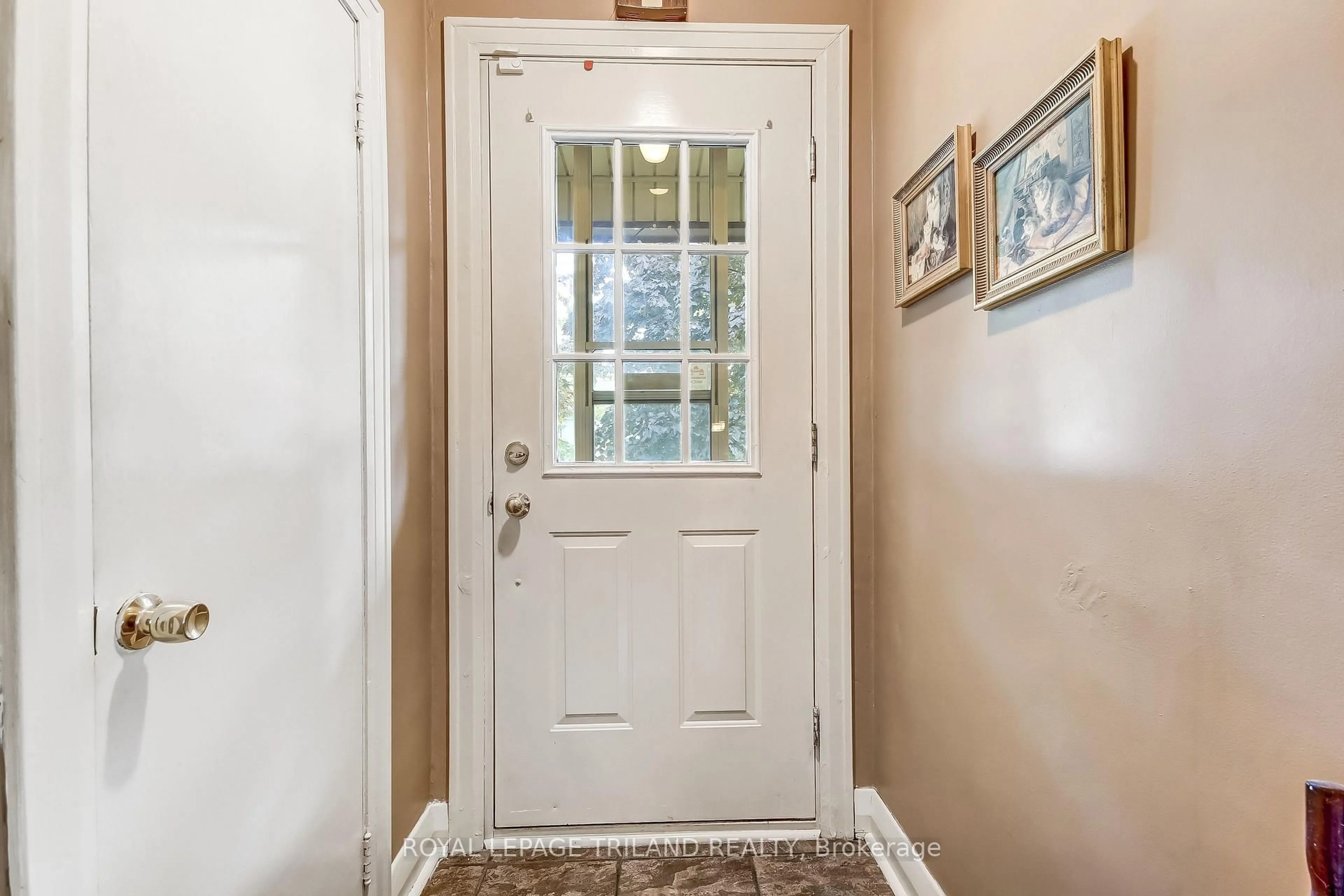 Indoor entryway for 84 Redan St, St. Thomas Ontario N5P 1V1
