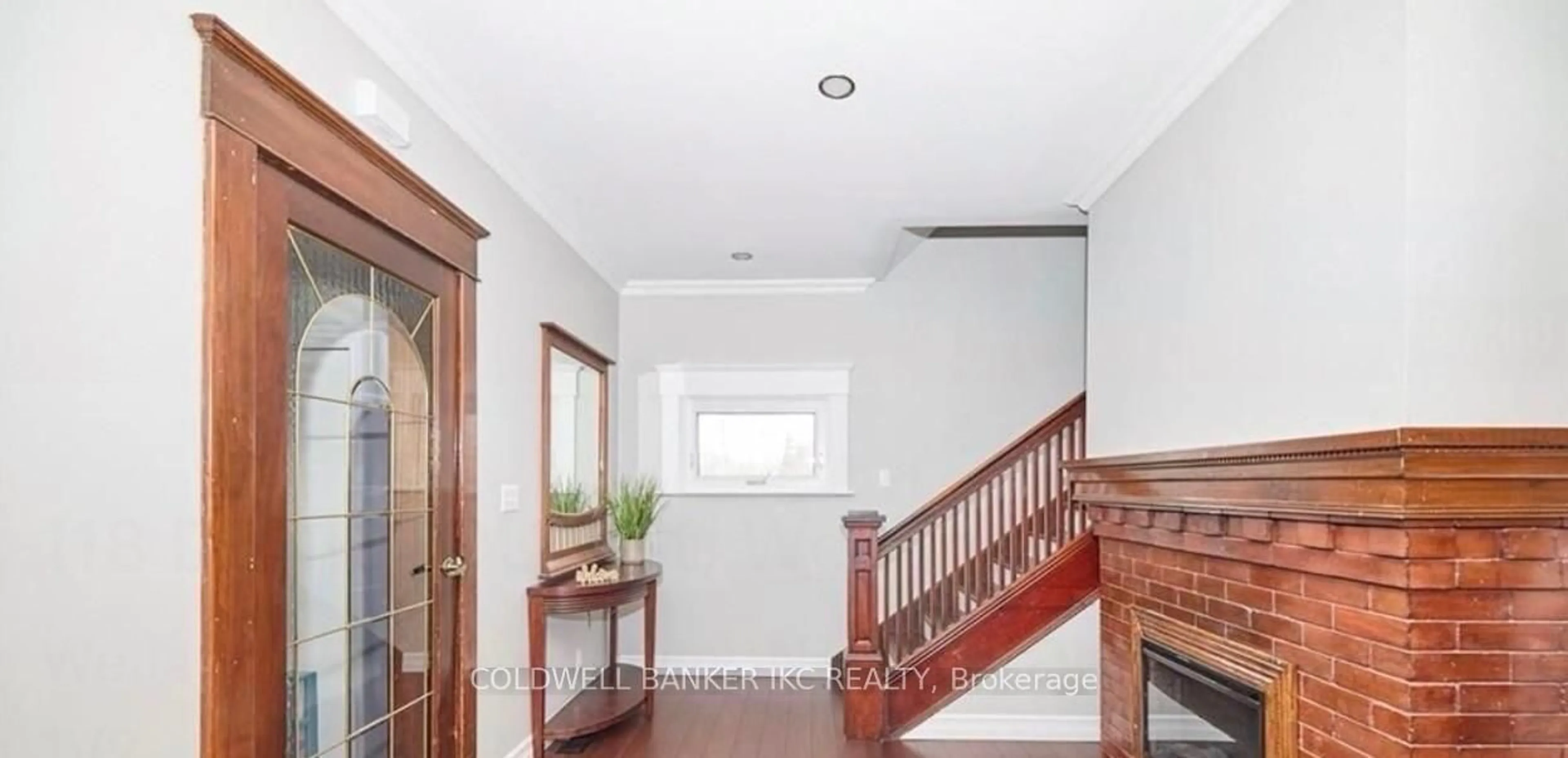 Indoor foyer for 118 Denistoun St, Welland Ontario L3C 1V2